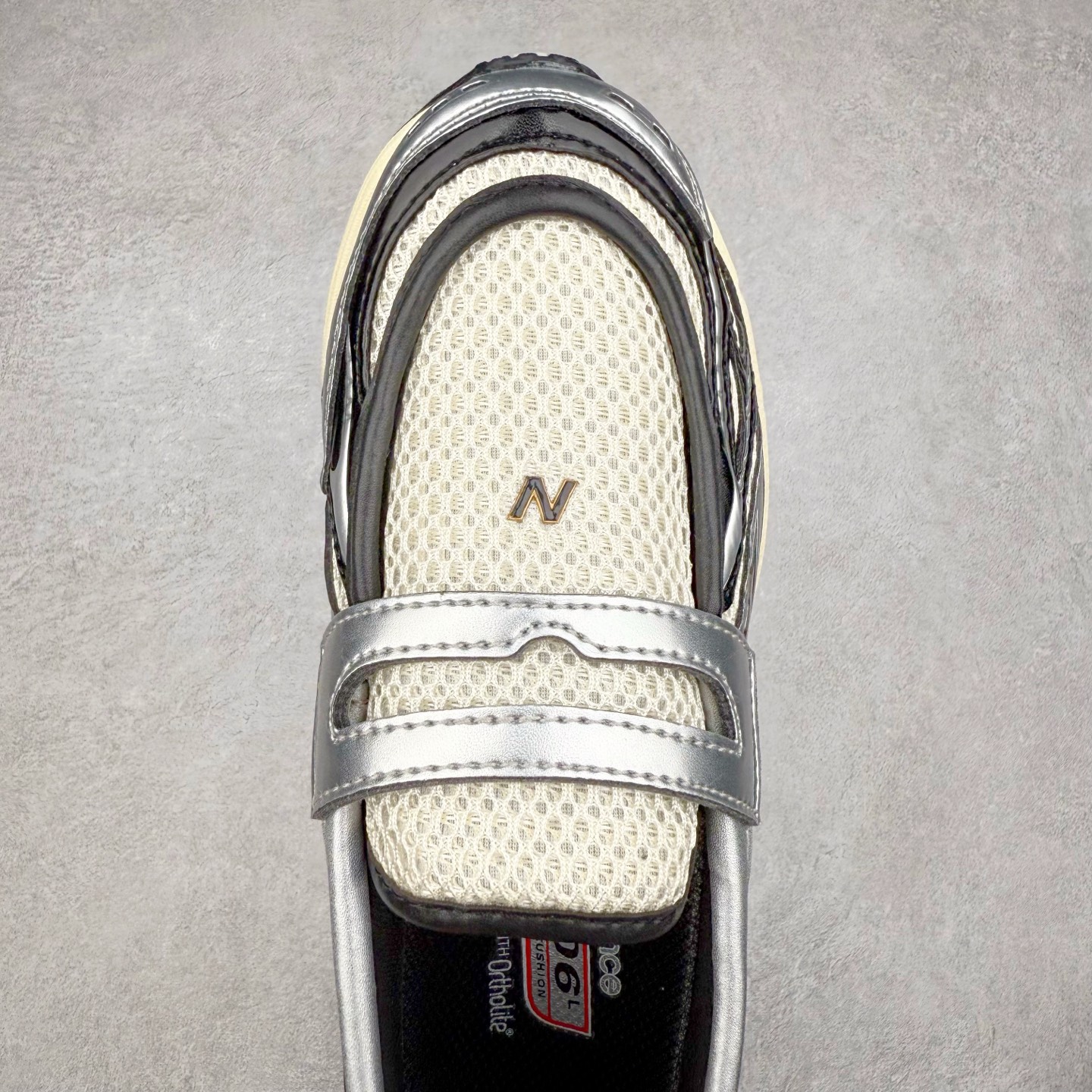 图片[4]-JUNYA WATANABE x New Balance NB 1906R 新百伦联名款舒适百搭防滑低帮生活休闲鞋乐福鞋 Junya Watanabe 和 New Balance 再次联手，推出了全新的合作款——1906 Loafer。这款跨越运动鞋与皮鞋界限的设计。设计将 New Balance 1906R 的技术与经典皮革便鞋的风格完美融合。厚实的鞋底与精致的漆皮鞋面，不仅保留了运动鞋的舒适感，还能轻松驾驭休闲与正式造型。一位国外鞋友对此鞋的评价颇具趣味：“这是开完重要会议后，立马开始 5K 长跑的理想鞋款。”-选品中心