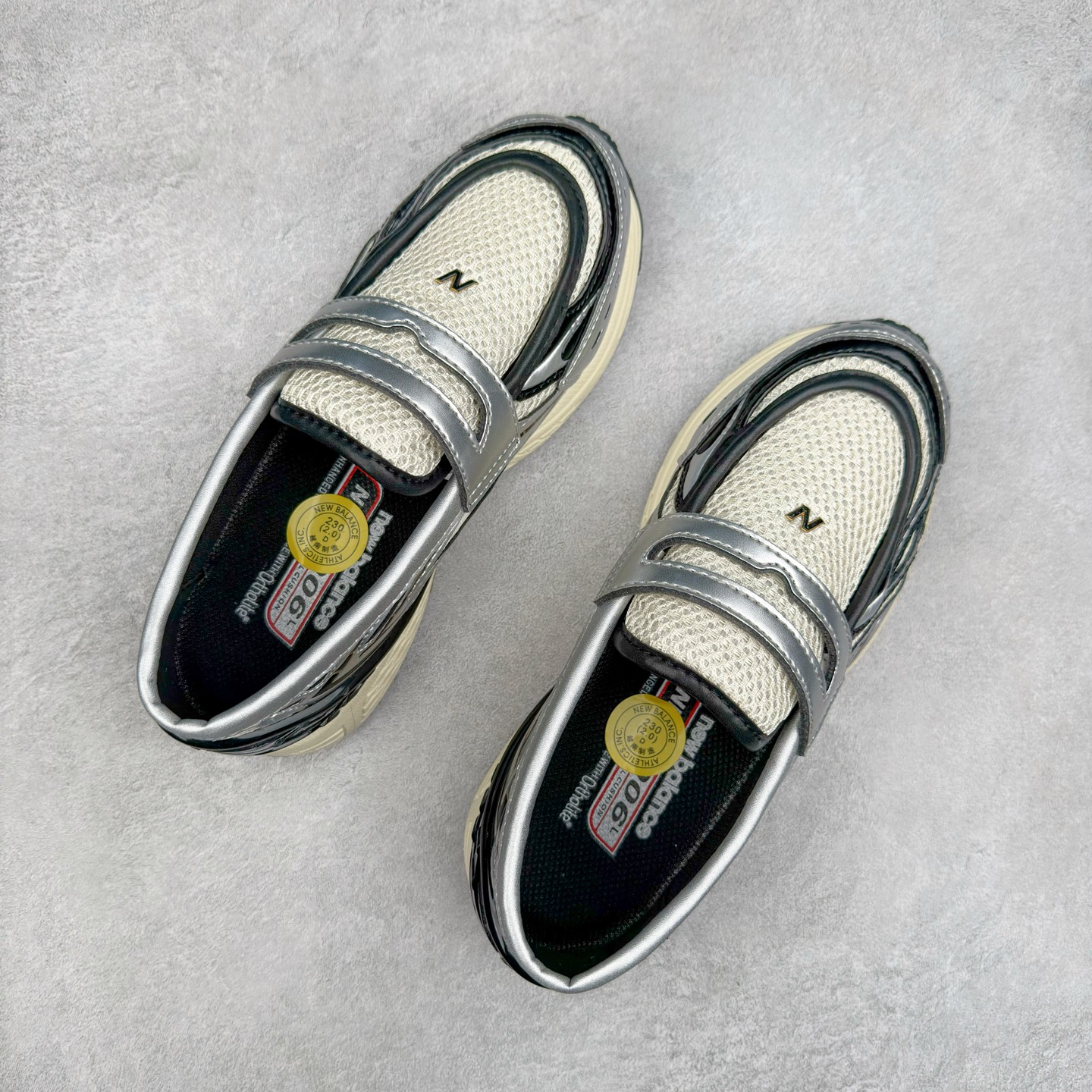 图片[3]-JUNYA WATANABE x New Balance NB 1906R 新百伦联名款舒适百搭防滑低帮生活休闲鞋乐福鞋 Junya Watanabe 和 New Balance 再次联手，推出了全新的合作款——1906 Loafer。这款跨越运动鞋与皮鞋界限的设计。设计将 New Balance 1906R 的技术与经典皮革便鞋的风格完美融合。厚实的鞋底与精致的漆皮鞋面，不仅保留了运动鞋的舒适感，还能轻松驾驭休闲与正式造型。一位国外鞋友对此鞋的评价颇具趣味：“这是开完重要会议后，立马开始 5K 长跑的理想鞋款。”-选品中心