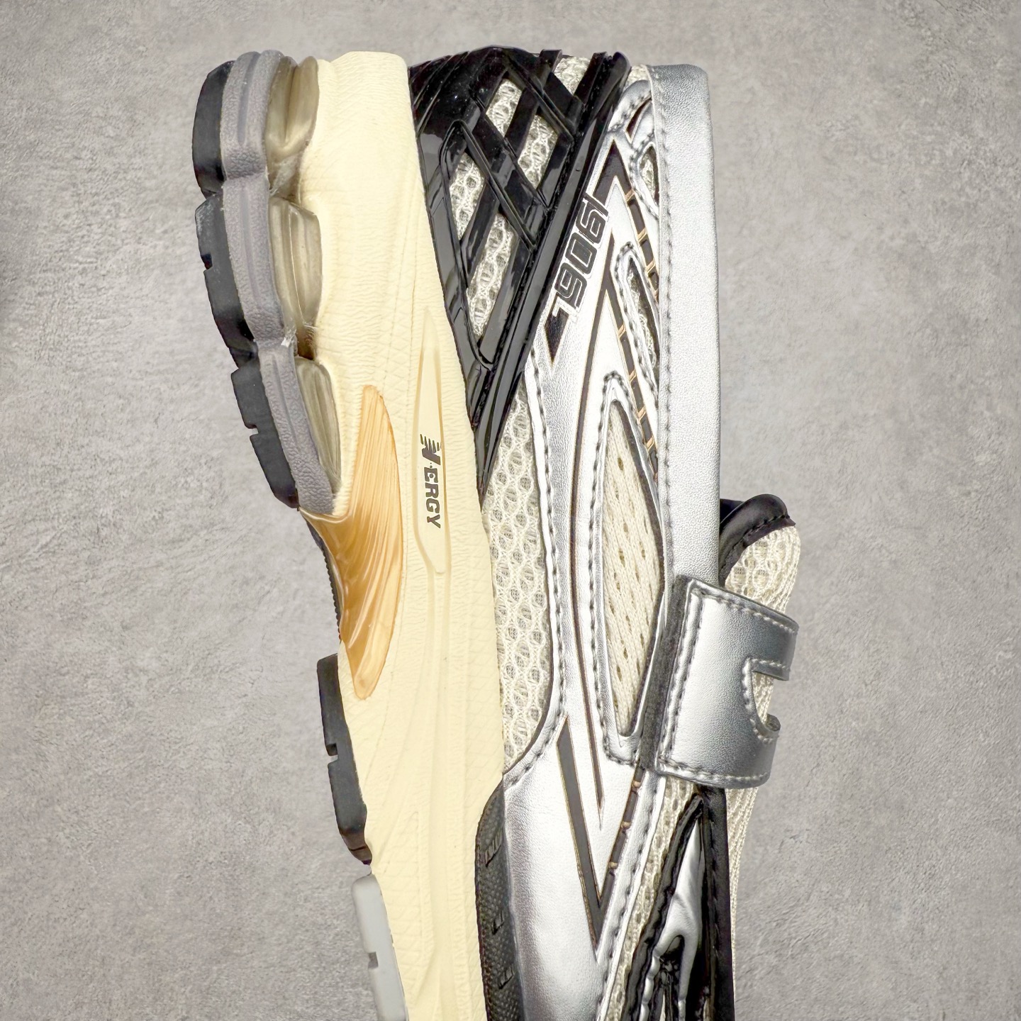 图片[6]-JUNYA WATANABE x New Balance NB 1906R 新百伦联名款舒适百搭防滑低帮生活休闲鞋乐福鞋 Junya Watanabe 和 New Balance 再次联手，推出了全新的合作款——1906 Loafer。这款跨越运动鞋与皮鞋界限的设计。设计将 New Balance 1906R 的技术与经典皮革便鞋的风格完美融合。厚实的鞋底与精致的漆皮鞋面，不仅保留了运动鞋的舒适感，还能轻松驾驭休闲与正式造型。一位国外鞋友对此鞋的评价颇具趣味：“这是开完重要会议后，立马开始 5K 长跑的理想鞋款。”-选品中心