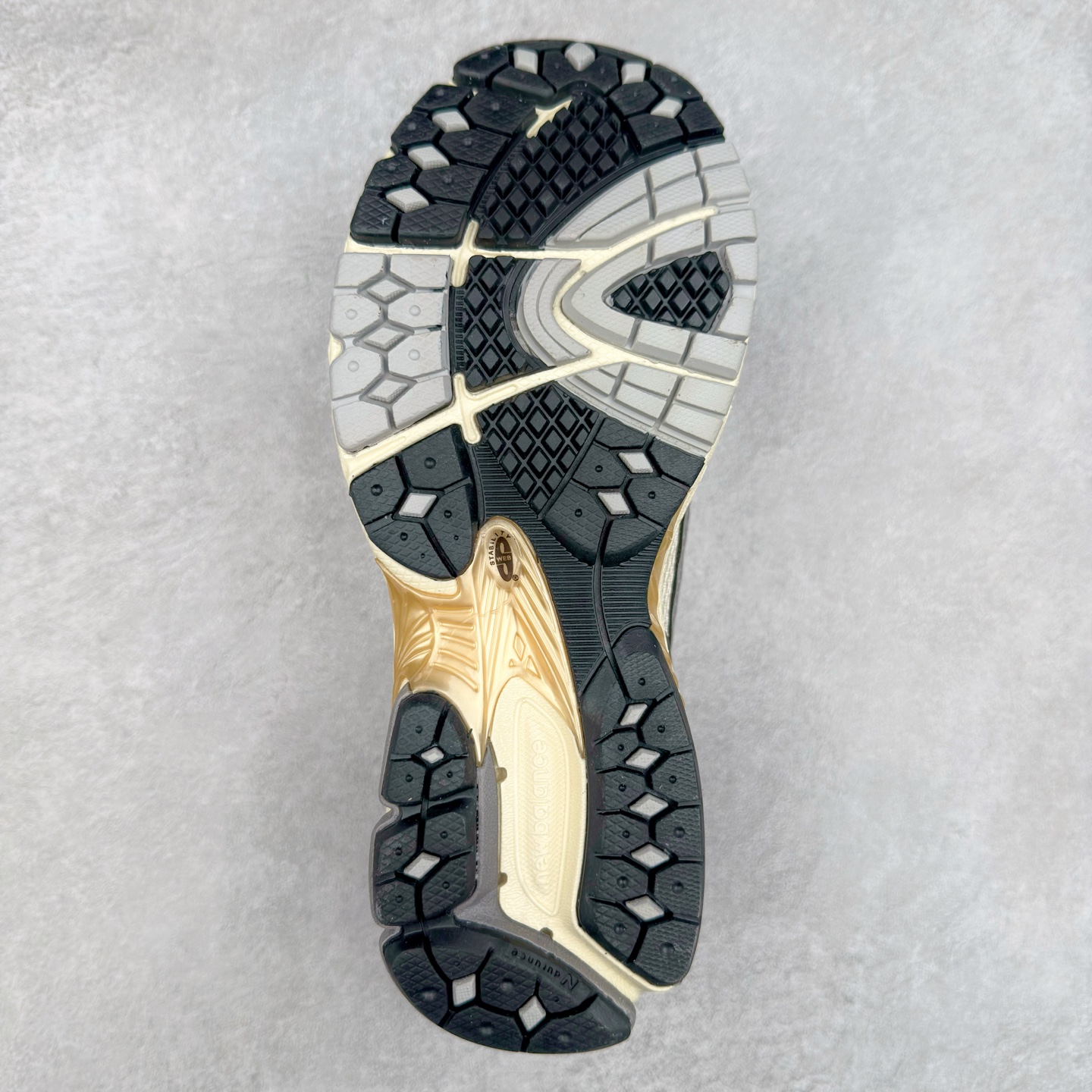 图片[9]-JUNYA WATANABE x New Balance NB 1906R 新百伦联名款舒适百搭防滑低帮生活休闲鞋乐福鞋 Junya Watanabe 和 New Balance 再次联手，推出了全新的合作款——1906 Loafer。这款跨越运动鞋与皮鞋界限的设计。设计将 New Balance 1906R 的技术与经典皮革便鞋的风格完美融合。厚实的鞋底与精致的漆皮鞋面，不仅保留了运动鞋的舒适感，还能轻松驾驭休闲与正式造型。一位国外鞋友对此鞋的评价颇具趣味：“这是开完重要会议后，立马开始 5K 长跑的理想鞋款。”-选品中心