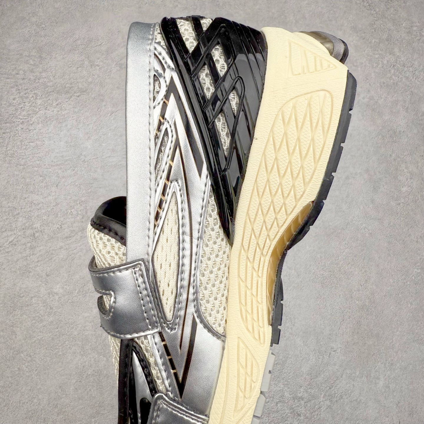 图片[7]-JUNYA WATANABE x New Balance NB 1906R 新百伦联名款舒适百搭防滑低帮生活休闲鞋乐福鞋 Junya Watanabe 和 New Balance 再次联手，推出了全新的合作款——1906 Loafer。这款跨越运动鞋与皮鞋界限的设计。设计将 New Balance 1906R 的技术与经典皮革便鞋的风格完美融合。厚实的鞋底与精致的漆皮鞋面，不仅保留了运动鞋的舒适感，还能轻松驾驭休闲与正式造型。一位国外鞋友对此鞋的评价颇具趣味：“这是开完重要会议后，立马开始 5K 长跑的理想鞋款。”-选品中心