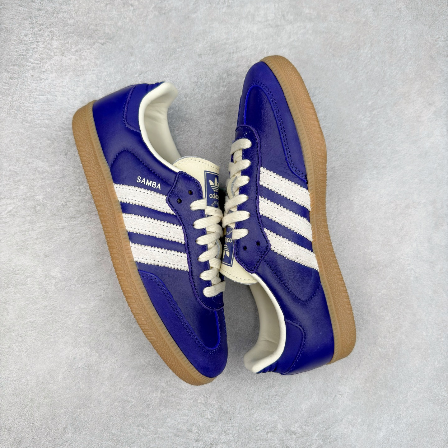 图片[3]-AD Original Samba OG 复古经典轻便板鞋 JI2736 这款桑巴鞋展示了高质量的工艺 带有装饰的超锁缝制和无缝的手感 柔软、柔软的皮革造型和标志性的3条纹完成了精致的外观 正规合身鞋带 鞋面上有绒面鞋垫 橡胶鞋底 享受正畸套筒软感 自50年代首次亮相以来就一直在赢得粉丝的青睐 尺码：36 36.5 37.5 38 38.5 39 40 40.5 41 42 42.5 43 44 44.5 45-选品中心
