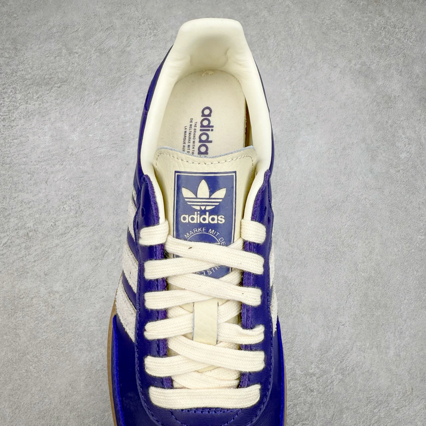 图片[5]-AD Original Samba OG 复古经典轻便板鞋 JI2736 这款桑巴鞋展示了高质量的工艺 带有装饰的超锁缝制和无缝的手感 柔软、柔软的皮革造型和标志性的3条纹完成了精致的外观 正规合身鞋带 鞋面上有绒面鞋垫 橡胶鞋底 享受正畸套筒软感 自50年代首次亮相以来就一直在赢得粉丝的青睐 尺码：36 36.5 37.5 38 38.5 39 40 40.5 41 42 42.5 43 44 44.5 45-选品中心