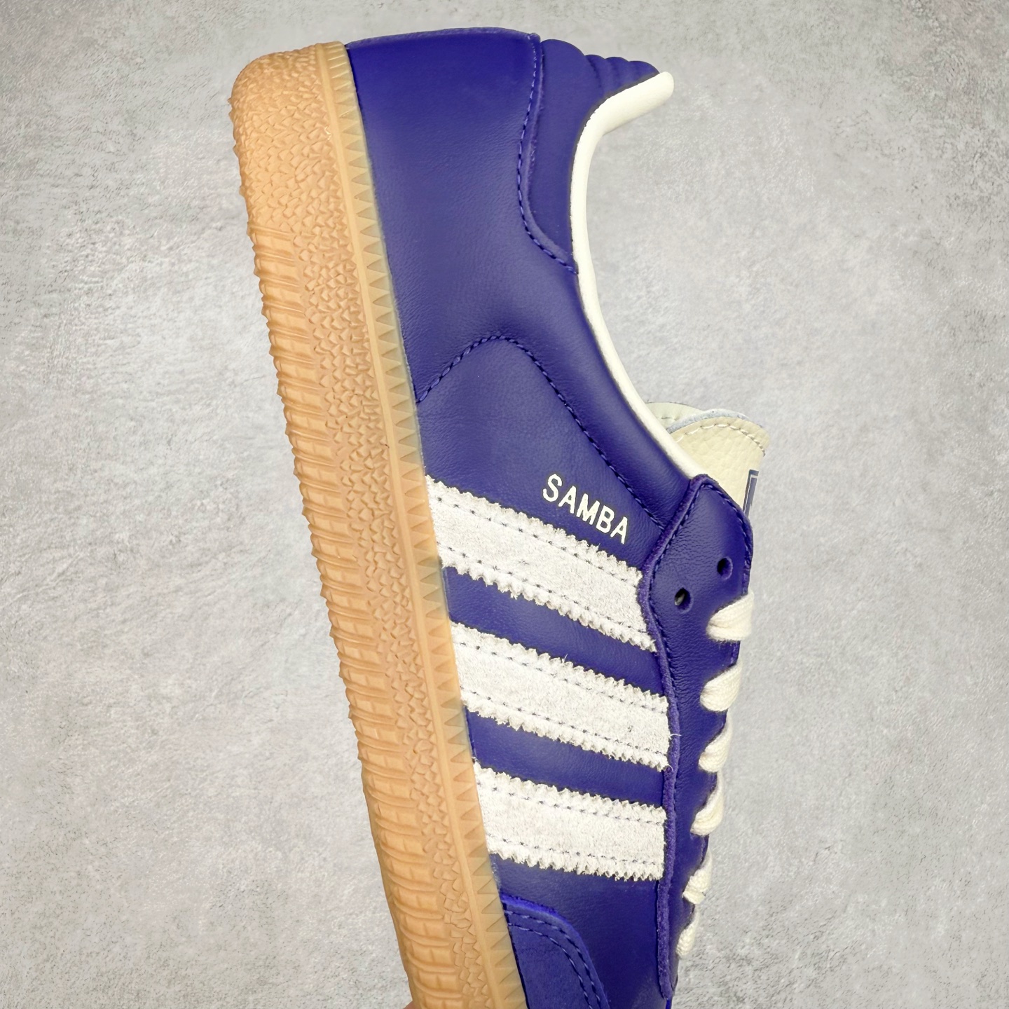 图片[6]-AD Original Samba OG 复古经典轻便板鞋 JI2736 这款桑巴鞋展示了高质量的工艺 带有装饰的超锁缝制和无缝的手感 柔软、柔软的皮革造型和标志性的3条纹完成了精致的外观 正规合身鞋带 鞋面上有绒面鞋垫 橡胶鞋底 享受正畸套筒软感 自50年代首次亮相以来就一直在赢得粉丝的青睐 尺码：36 36.5 37.5 38 38.5 39 40 40.5 41 42 42.5 43 44 44.5 45-选品中心