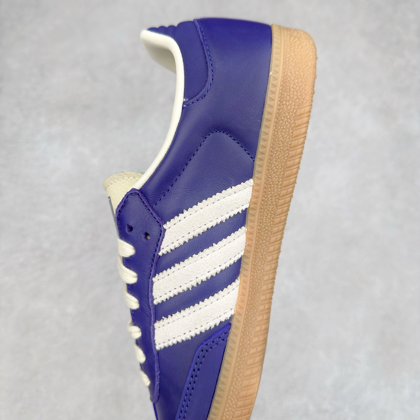 图片[7]-AD Original Samba OG 复古经典轻便板鞋 JI2736 这款桑巴鞋展示了高质量的工艺 带有装饰的超锁缝制和无缝的手感 柔软、柔软的皮革造型和标志性的3条纹完成了精致的外观 正规合身鞋带 鞋面上有绒面鞋垫 橡胶鞋底 享受正畸套筒软感 自50年代首次亮相以来就一直在赢得粉丝的青睐 尺码：36 36.5 37.5 38 38.5 39 40 40.5 41 42 42.5 43 44 44.5 45-选品中心