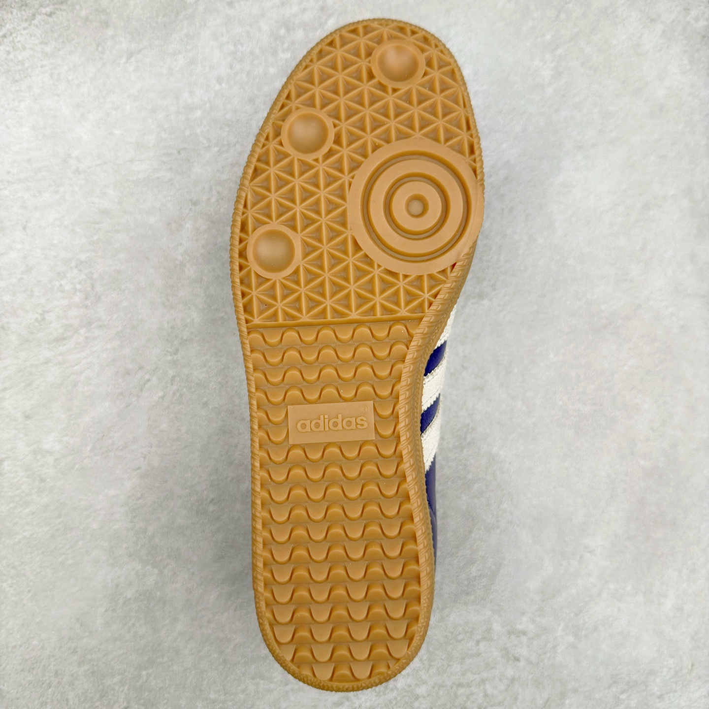 图片[9]-AD Original Samba OG 复古经典轻便板鞋 JI2736 这款桑巴鞋展示了高质量的工艺 带有装饰的超锁缝制和无缝的手感 柔软、柔软的皮革造型和标志性的3条纹完成了精致的外观 正规合身鞋带 鞋面上有绒面鞋垫 橡胶鞋底 享受正畸套筒软感 自50年代首次亮相以来就一直在赢得粉丝的青睐 尺码：36 36.5 37.5 38 38.5 39 40 40.5 41 42 42.5 43 44 44.5 45-选品中心