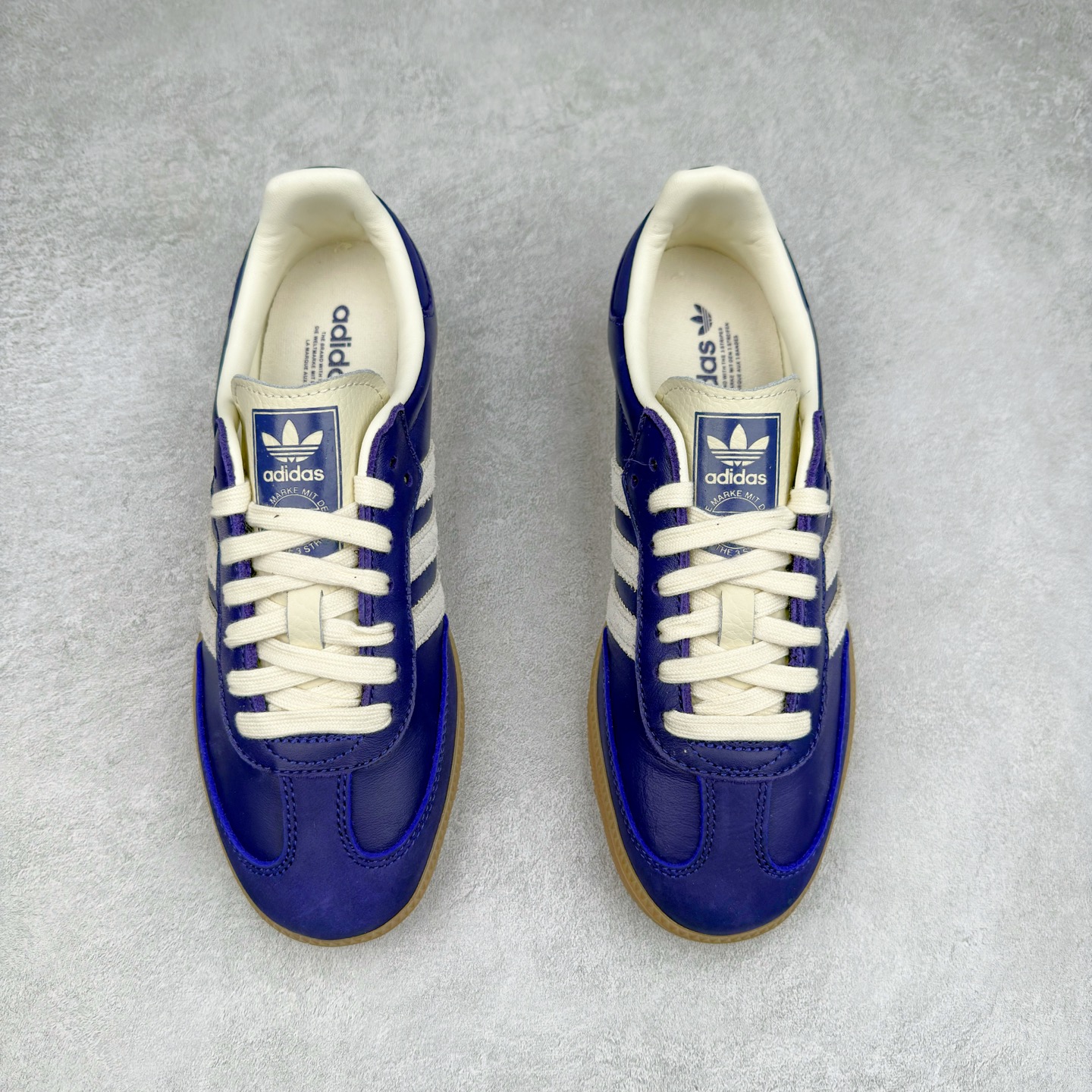 图片[2]-AD Original Samba OG 复古经典轻便板鞋 JI2736 这款桑巴鞋展示了高质量的工艺 带有装饰的超锁缝制和无缝的手感 柔软、柔软的皮革造型和标志性的3条纹完成了精致的外观 正规合身鞋带 鞋面上有绒面鞋垫 橡胶鞋底 享受正畸套筒软感 自50年代首次亮相以来就一直在赢得粉丝的青睐 尺码：36 36.5 37.5 38 38.5 39 40 40.5 41 42 42.5 43 44 44.5 45-选品中心