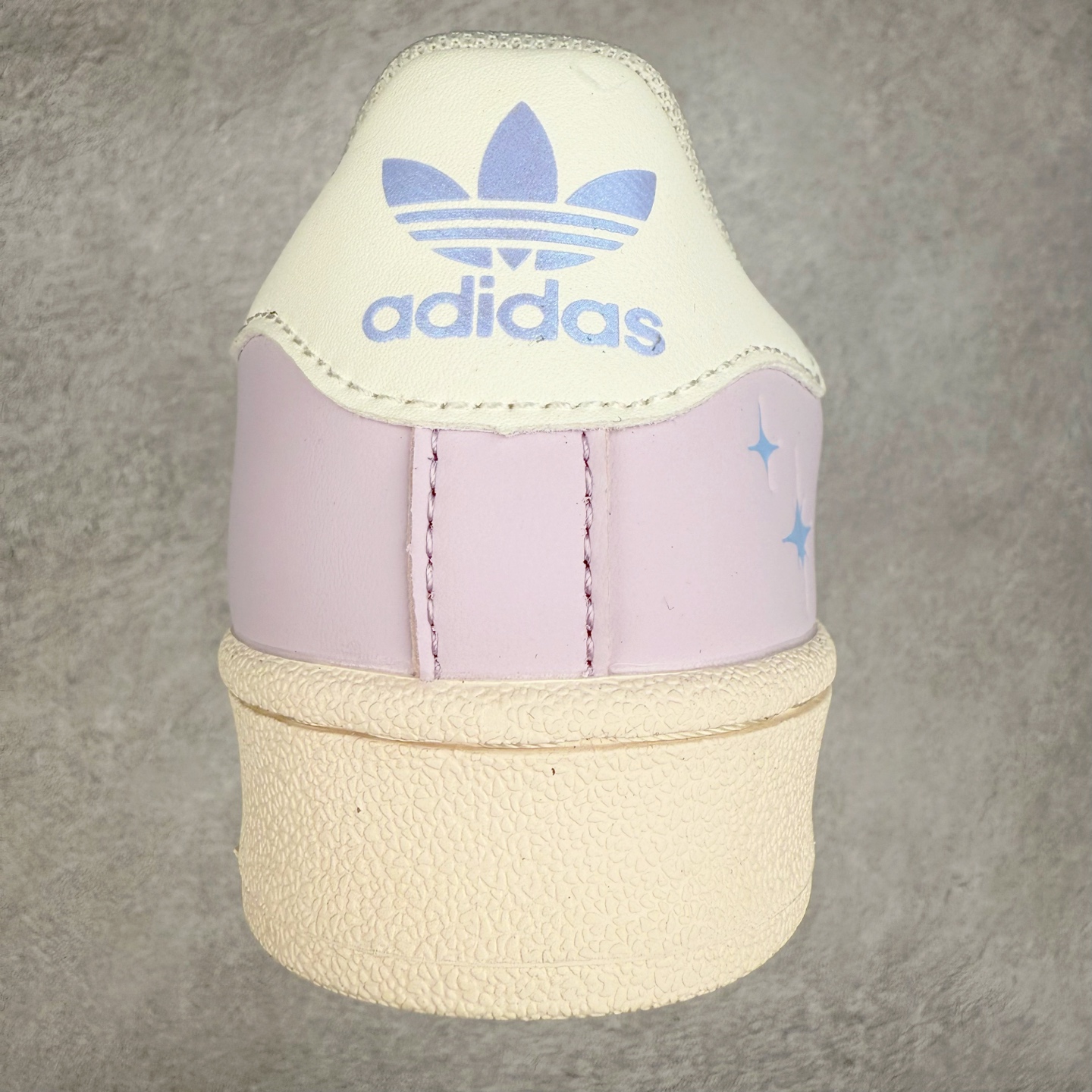 图片[8]-AD Originals Superstar 经典复古贝壳头板鞋 JQ8776 诞生于1969年 是第一双将全皮面鞋 身与橡胶鞋头结合在一起的低帮篮球鞋 Superstar最开始 是作为高帮篮球鞋Pro Model的低帮版本而出现的 但因为其独特和醒目的橡胶鞋头造型而让大家熟知 被大家形象地称为\\\”shelltoe\\\”贝壳头 在70年代的美国职业篮球场上 接近3/4的NBA球员都将这双Superstar作为场上用鞋 80年代之后 经过不断的改良和发展 Superstar逐渐成为横跨时装、音乐、街头文化、休闲和运动等各大领域的时尚潮鞋 尺码：36 36.5 37 38 38.5 39 40 40.5 41 42 42.5 43 44 44.5 45-选品中心