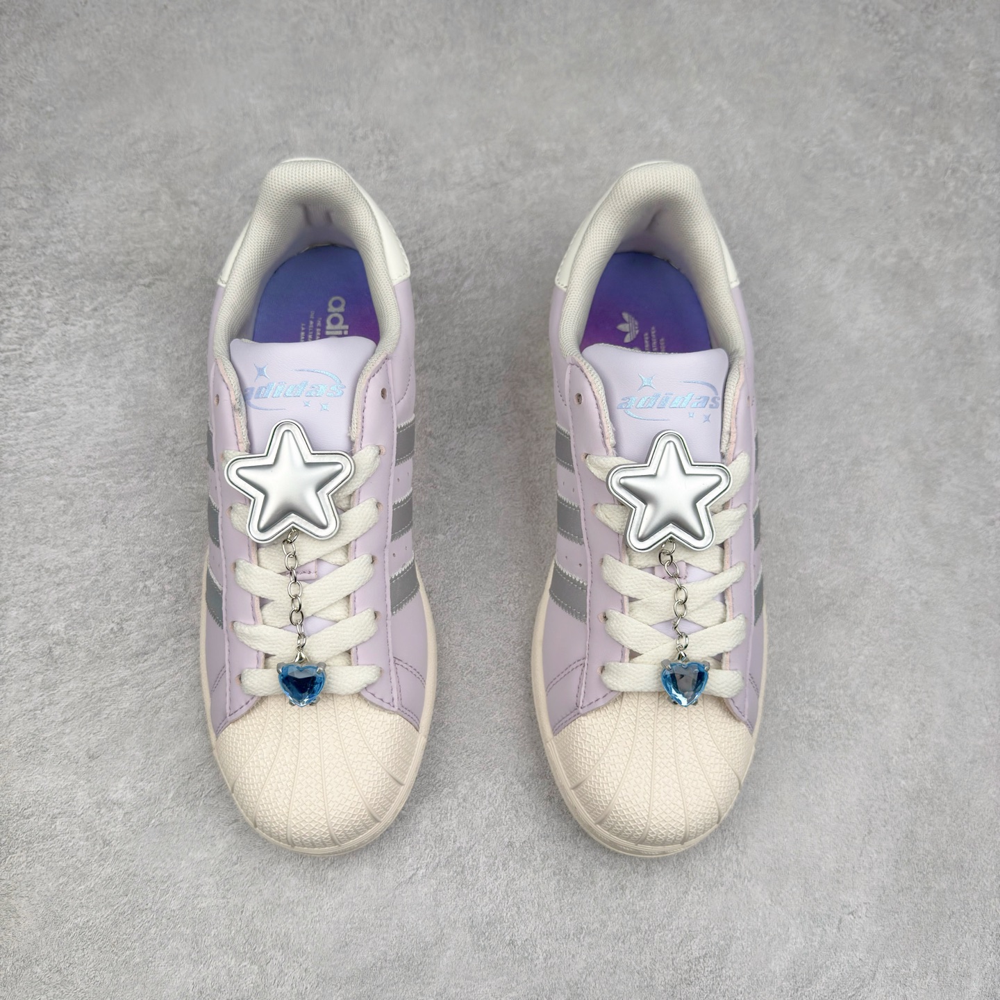 图片[2]-AD Originals Superstar 经典复古贝壳头板鞋 JQ8776 诞生于1969年 是第一双将全皮面鞋 身与橡胶鞋头结合在一起的低帮篮球鞋 Superstar最开始 是作为高帮篮球鞋Pro Model的低帮版本而出现的 但因为其独特和醒目的橡胶鞋头造型而让大家熟知 被大家形象地称为\\\”shelltoe\\\”贝壳头 在70年代的美国职业篮球场上 接近3/4的NBA球员都将这双Superstar作为场上用鞋 80年代之后 经过不断的改良和发展 Superstar逐渐成为横跨时装、音乐、街头文化、休闲和运动等各大领域的时尚潮鞋 尺码：36 36.5 37 38 38.5 39 40 40.5 41 42 42.5 43 44 44.5 45-选品中心