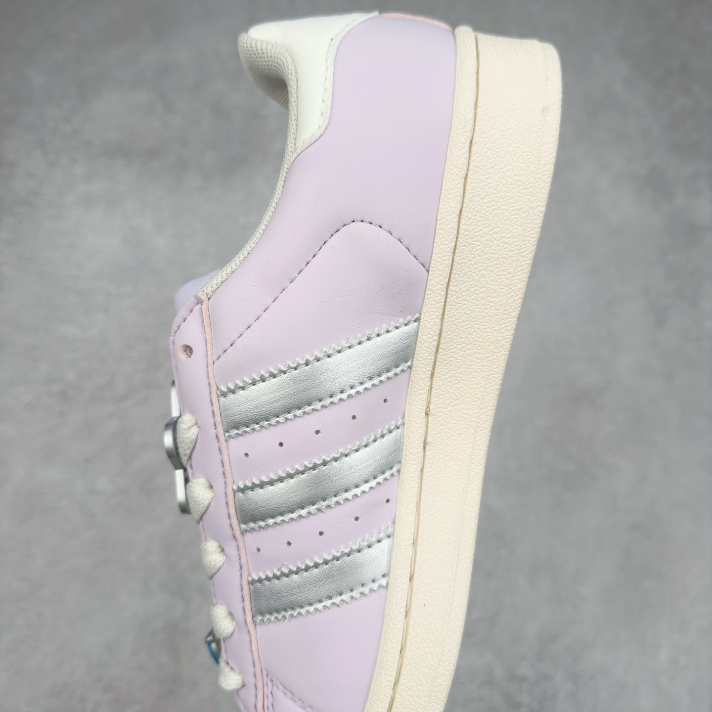 图片[7]-AD Originals Superstar 经典复古贝壳头板鞋 JQ8776 诞生于1969年 是第一双将全皮面鞋 身与橡胶鞋头结合在一起的低帮篮球鞋 Superstar最开始 是作为高帮篮球鞋Pro Model的低帮版本而出现的 但因为其独特和醒目的橡胶鞋头造型而让大家熟知 被大家形象地称为\\\”shelltoe\\\”贝壳头 在70年代的美国职业篮球场上 接近3/4的NBA球员都将这双Superstar作为场上用鞋 80年代之后 经过不断的改良和发展 Superstar逐渐成为横跨时装、音乐、街头文化、休闲和运动等各大领域的时尚潮鞋 尺码：36 36.5 37 38 38.5 39 40 40.5 41 42 42.5 43 44 44.5 45-选品中心