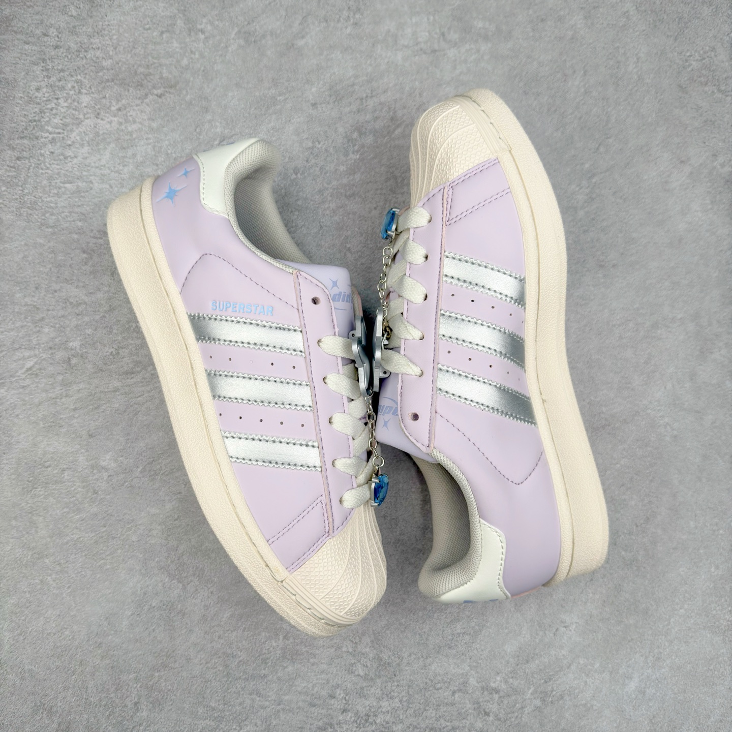 图片[3]-AD Originals Superstar 经典复古贝壳头板鞋 JQ8776 诞生于1969年 是第一双将全皮面鞋 身与橡胶鞋头结合在一起的低帮篮球鞋 Superstar最开始 是作为高帮篮球鞋Pro Model的低帮版本而出现的 但因为其独特和醒目的橡胶鞋头造型而让大家熟知 被大家形象地称为\\\”shelltoe\\\”贝壳头 在70年代的美国职业篮球场上 接近3/4的NBA球员都将这双Superstar作为场上用鞋 80年代之后 经过不断的改良和发展 Superstar逐渐成为横跨时装、音乐、街头文化、休闲和运动等各大领域的时尚潮鞋 尺码：36 36.5 37 38 38.5 39 40 40.5 41 42 42.5 43 44 44.5 45-选品中心
