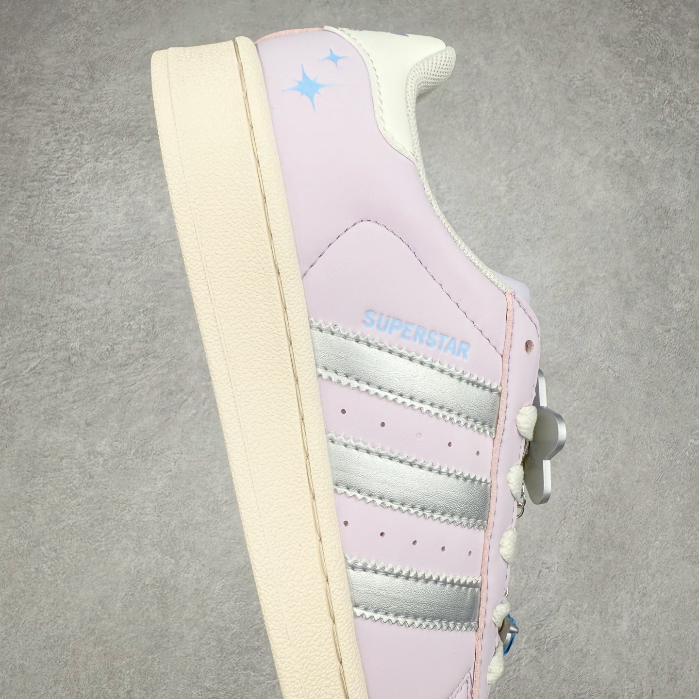 图片[6]-AD Originals Superstar 经典复古贝壳头板鞋 JQ8776 诞生于1969年 是第一双将全皮面鞋 身与橡胶鞋头结合在一起的低帮篮球鞋 Superstar最开始 是作为高帮篮球鞋Pro Model的低帮版本而出现的 但因为其独特和醒目的橡胶鞋头造型而让大家熟知 被大家形象地称为\\\”shelltoe\\\”贝壳头 在70年代的美国职业篮球场上 接近3/4的NBA球员都将这双Superstar作为场上用鞋 80年代之后 经过不断的改良和发展 Superstar逐渐成为横跨时装、音乐、街头文化、休闲和运动等各大领域的时尚潮鞋 尺码：36 36.5 37 38 38.5 39 40 40.5 41 42 42.5 43 44 44.5 45-选品中心