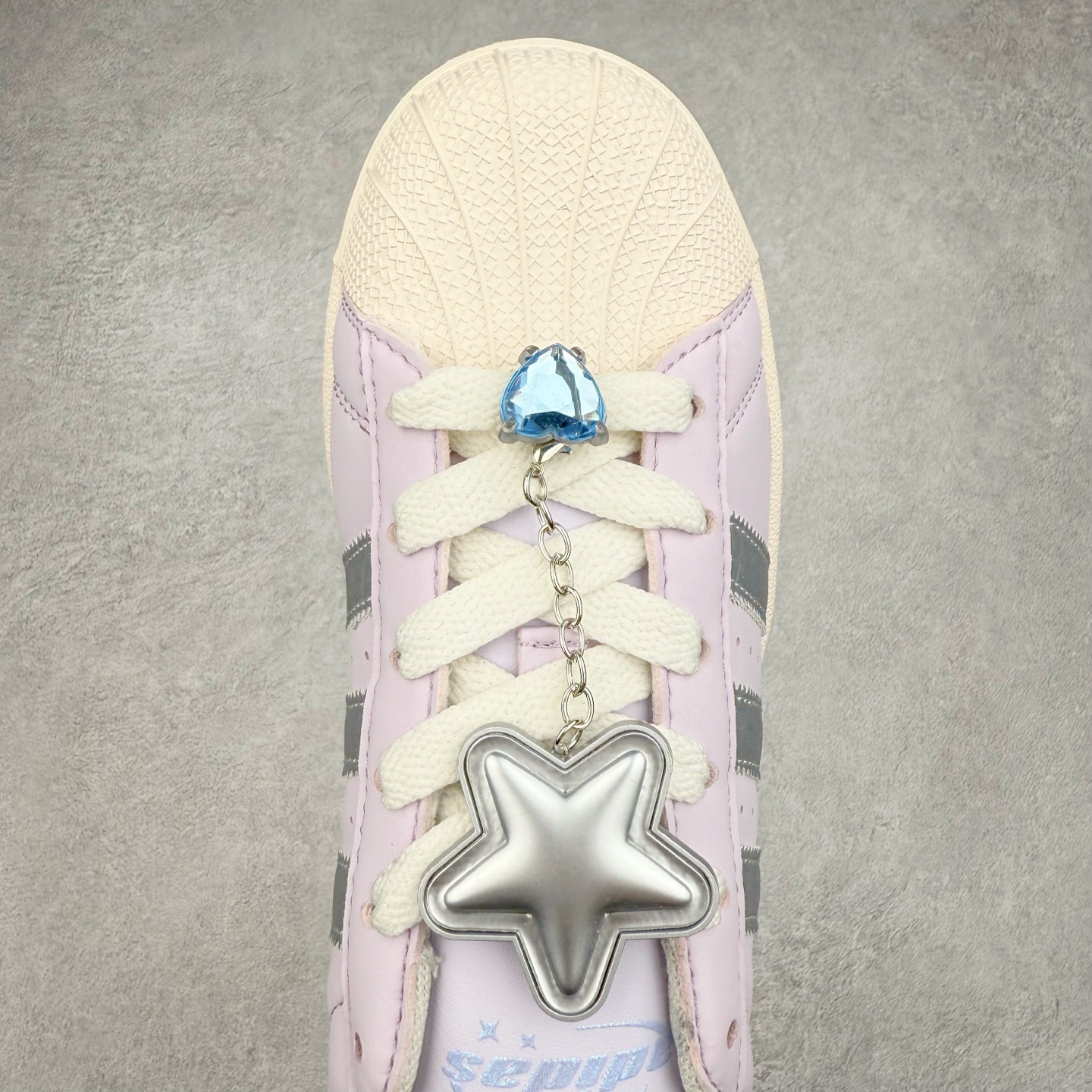 图片[4]-AD Originals Superstar 经典复古贝壳头板鞋 JQ8776 诞生于1969年 是第一双将全皮面鞋 身与橡胶鞋头结合在一起的低帮篮球鞋 Superstar最开始 是作为高帮篮球鞋Pro Model的低帮版本而出现的 但因为其独特和醒目的橡胶鞋头造型而让大家熟知 被大家形象地称为\\\”shelltoe\\\”贝壳头 在70年代的美国职业篮球场上 接近3/4的NBA球员都将这双Superstar作为场上用鞋 80年代之后 经过不断的改良和发展 Superstar逐渐成为横跨时装、音乐、街头文化、休闲和运动等各大领域的时尚潮鞋 尺码：36 36.5 37 38 38.5 39 40 40.5 41 42 42.5 43 44 44.5 45-选品中心