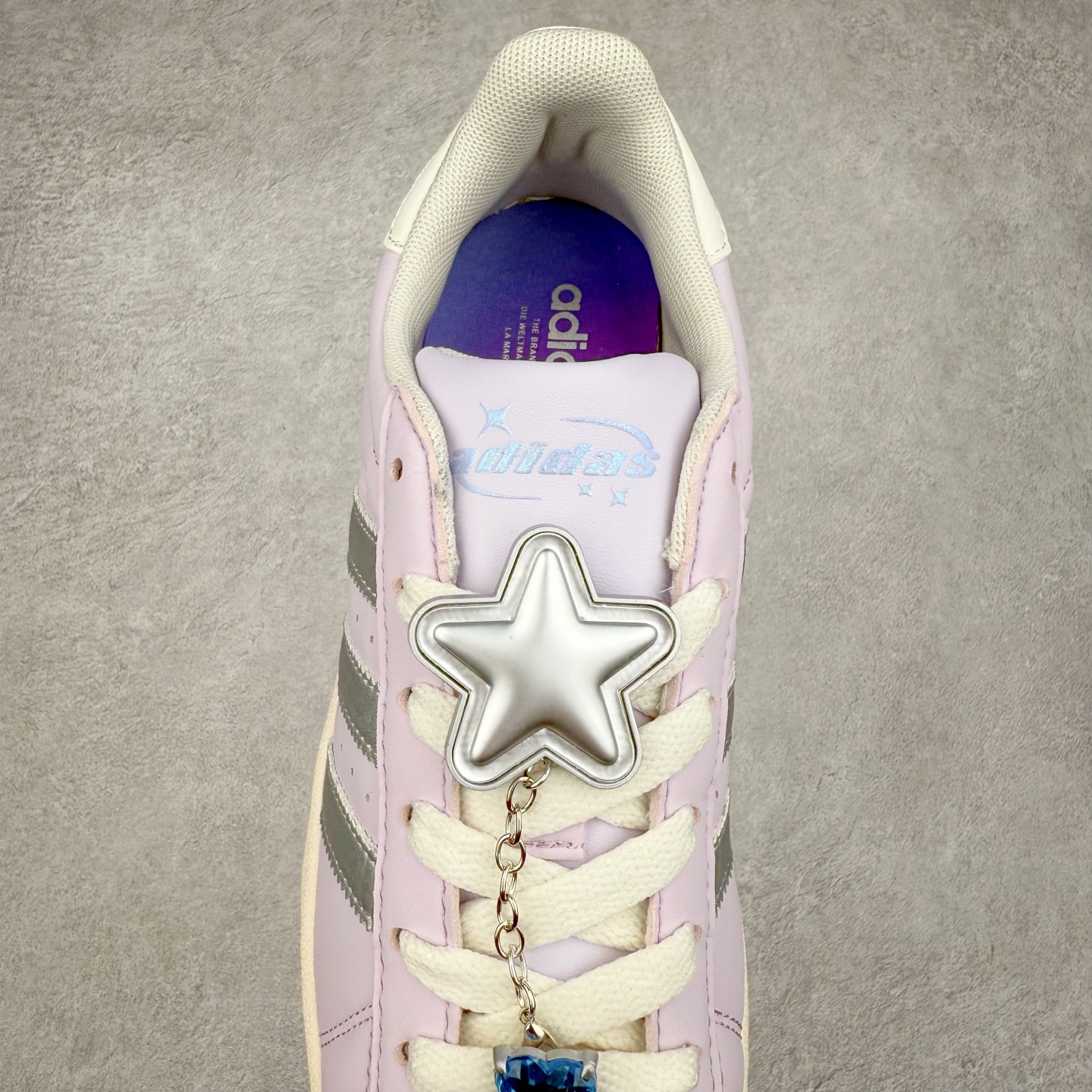 图片[5]-AD Originals Superstar 经典复古贝壳头板鞋 JQ8776 诞生于1969年 是第一双将全皮面鞋 身与橡胶鞋头结合在一起的低帮篮球鞋 Superstar最开始 是作为高帮篮球鞋Pro Model的低帮版本而出现的 但因为其独特和醒目的橡胶鞋头造型而让大家熟知 被大家形象地称为\\\”shelltoe\\\”贝壳头 在70年代的美国职业篮球场上 接近3/4的NBA球员都将这双Superstar作为场上用鞋 80年代之后 经过不断的改良和发展 Superstar逐渐成为横跨时装、音乐、街头文化、休闲和运动等各大领域的时尚潮鞋 尺码：36 36.5 37 38 38.5 39 40 40.5 41 42 42.5 43 44 44.5 45-选品中心