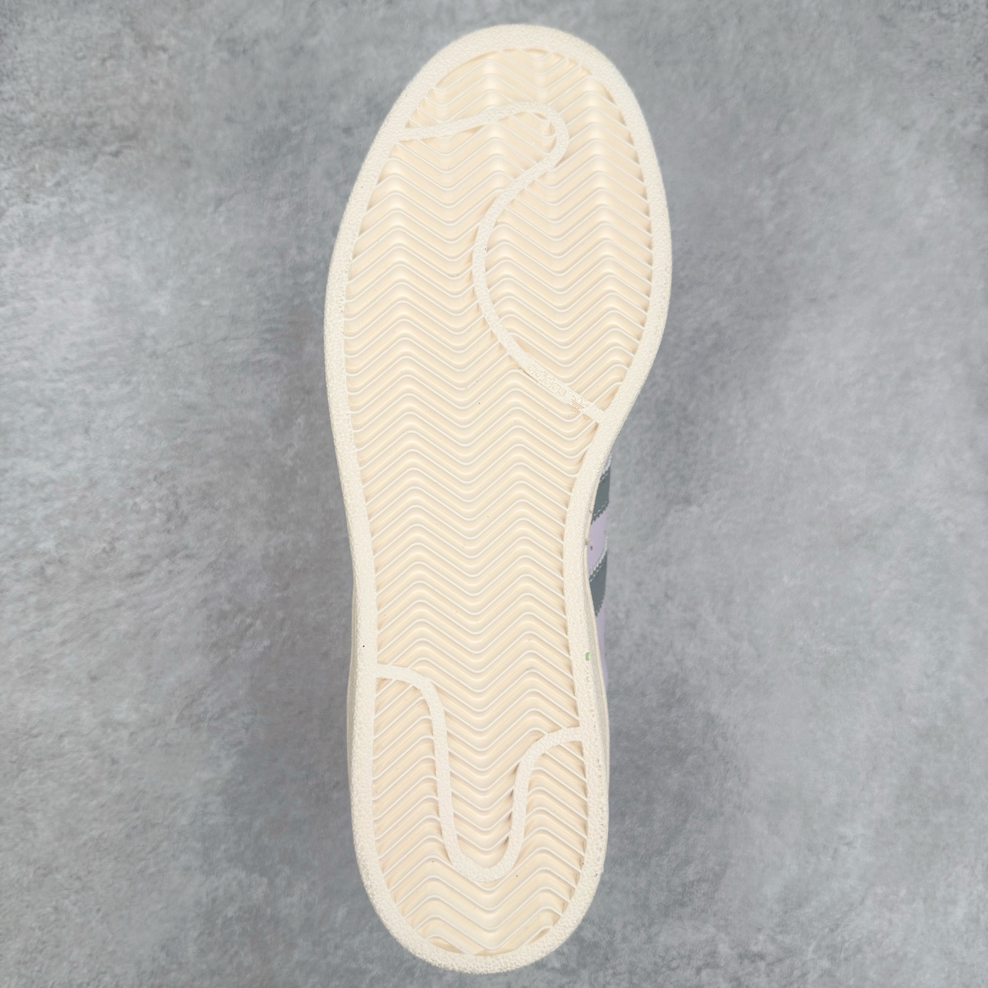 图片[9]-AD Originals Superstar 经典复古贝壳头板鞋 JQ8776 诞生于1969年 是第一双将全皮面鞋 身与橡胶鞋头结合在一起的低帮篮球鞋 Superstar最开始 是作为高帮篮球鞋Pro Model的低帮版本而出现的 但因为其独特和醒目的橡胶鞋头造型而让大家熟知 被大家形象地称为\\\”shelltoe\\\”贝壳头 在70年代的美国职业篮球场上 接近3/4的NBA球员都将这双Superstar作为场上用鞋 80年代之后 经过不断的改良和发展 Superstar逐渐成为横跨时装、音乐、街头文化、休闲和运动等各大领域的时尚潮鞋 尺码：36 36.5 37 38 38.5 39 40 40.5 41 42 42.5 43 44 44.5 45-选品中心