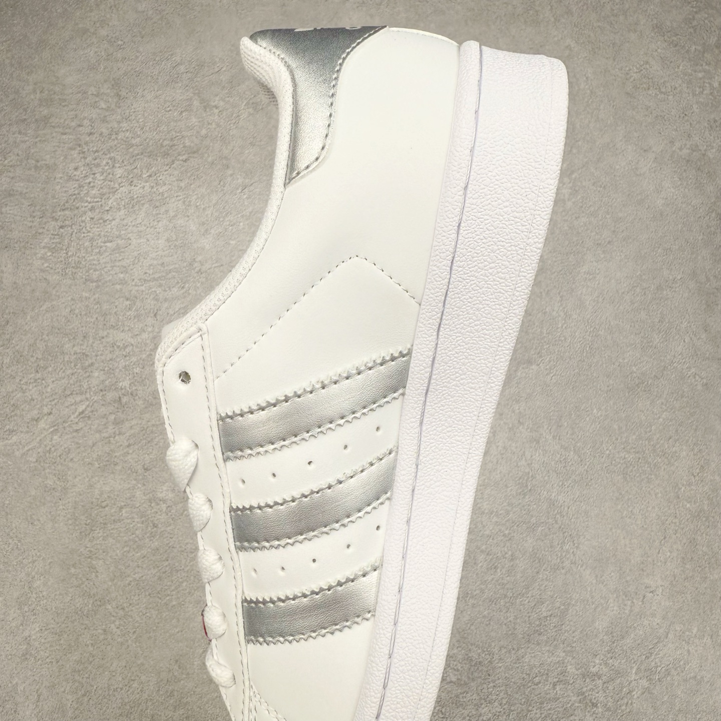 图片[7]-AD Originals Superstar 经典复古贝壳头板鞋 JQ8777 诞生于1969年 是第一双将全皮面鞋 身与橡胶鞋头结合在一起的低帮篮球鞋 Superstar最开始 是作为高帮篮球鞋Pro Model的低帮版本而出现的 但因为其独特和醒目的橡胶鞋头造型而让大家熟知 被大家形象地称为\\\”shelltoe\\\”贝壳头 在70年代的美国职业篮球场上 接近3/4的NBA球员都将这双Superstar作为场上用鞋 80年代之后 经过不断的改良和发展 Superstar逐渐成为横跨时装、音乐、街头文化、休闲和运动等各大领域的时尚潮鞋 尺码：36 36.5 37 38 38.5 39 40 40.5 41 42 42.5 43 44 44.5 45-选品中心