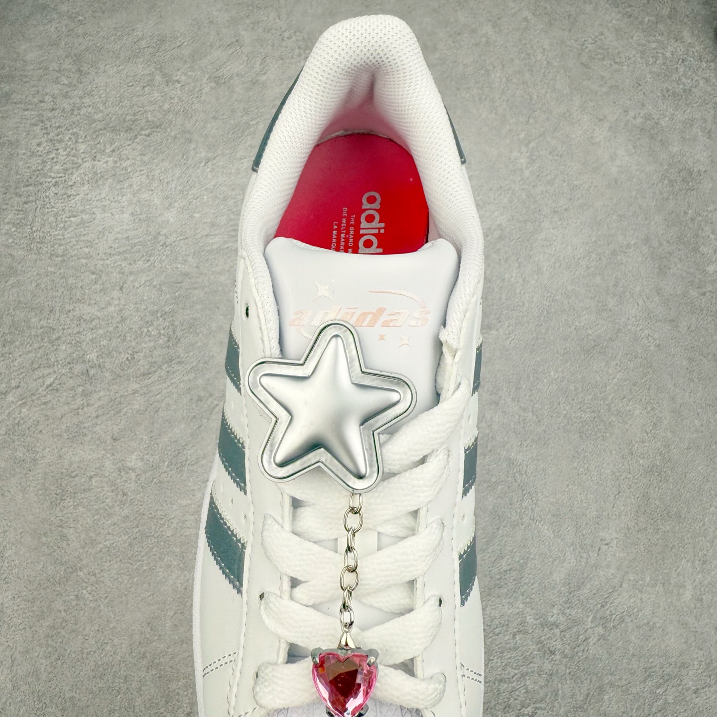 图片[5]-AD Originals Superstar 经典复古贝壳头板鞋 JQ8777 诞生于1969年 是第一双将全皮面鞋 身与橡胶鞋头结合在一起的低帮篮球鞋 Superstar最开始 是作为高帮篮球鞋Pro Model的低帮版本而出现的 但因为其独特和醒目的橡胶鞋头造型而让大家熟知 被大家形象地称为\\\”shelltoe\\\”贝壳头 在70年代的美国职业篮球场上 接近3/4的NBA球员都将这双Superstar作为场上用鞋 80年代之后 经过不断的改良和发展 Superstar逐渐成为横跨时装、音乐、街头文化、休闲和运动等各大领域的时尚潮鞋 尺码：36 36.5 37 38 38.5 39 40 40.5 41 42 42.5 43 44 44.5 45-选品中心