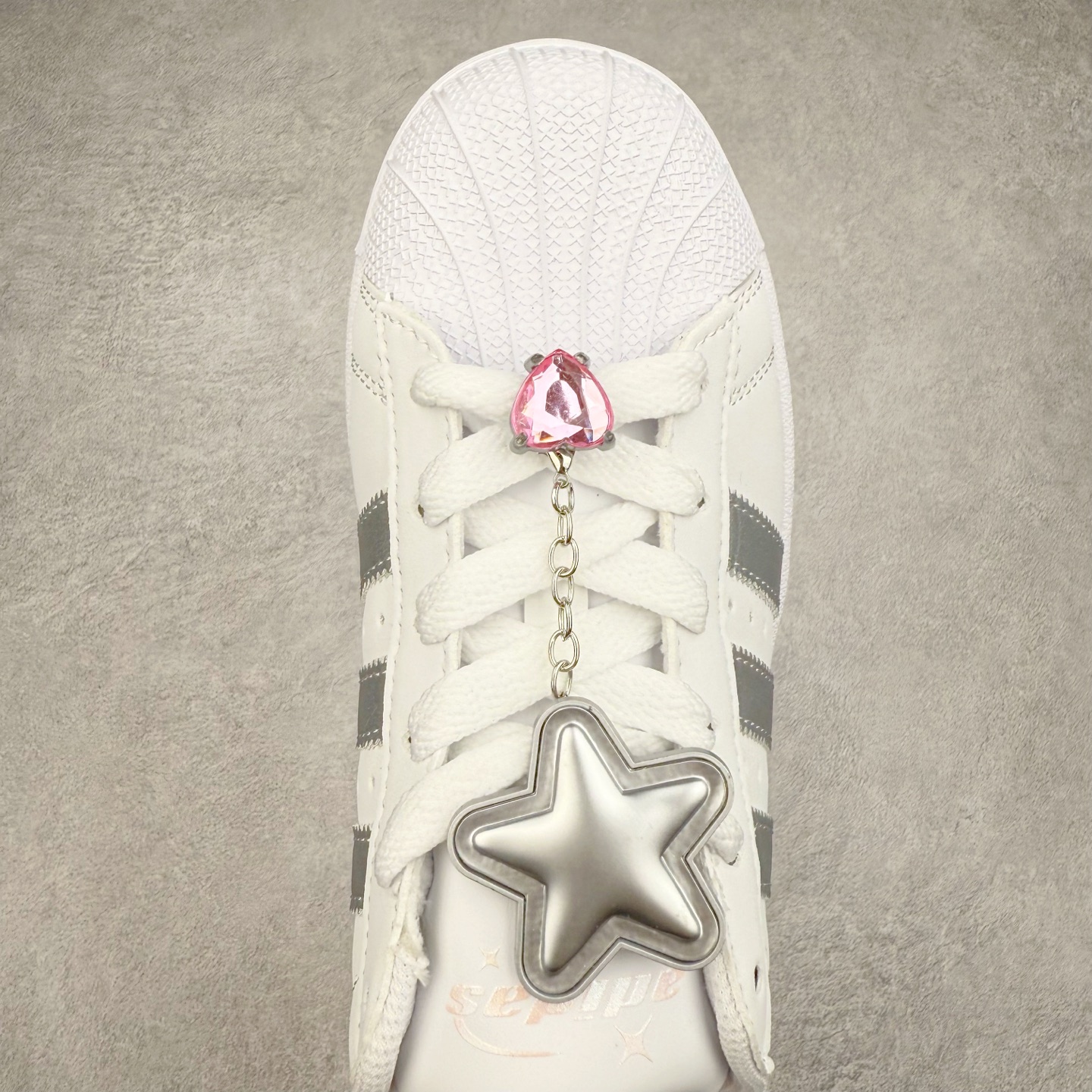 图片[4]-AD Originals Superstar 经典复古贝壳头板鞋 JQ8777 诞生于1969年 是第一双将全皮面鞋 身与橡胶鞋头结合在一起的低帮篮球鞋 Superstar最开始 是作为高帮篮球鞋Pro Model的低帮版本而出现的 但因为其独特和醒目的橡胶鞋头造型而让大家熟知 被大家形象地称为\\\”shelltoe\\\”贝壳头 在70年代的美国职业篮球场上 接近3/4的NBA球员都将这双Superstar作为场上用鞋 80年代之后 经过不断的改良和发展 Superstar逐渐成为横跨时装、音乐、街头文化、休闲和运动等各大领域的时尚潮鞋 尺码：36 36.5 37 38 38.5 39 40 40.5 41 42 42.5 43 44 44.5 45-选品中心