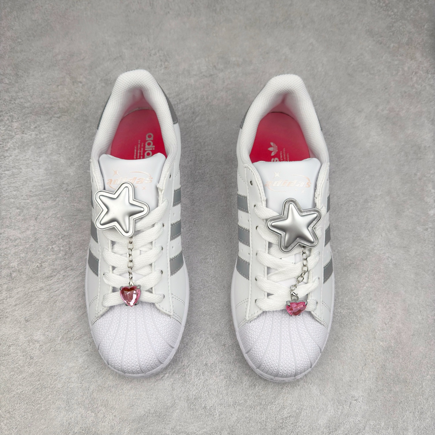 图片[2]-AD Originals Superstar 经典复古贝壳头板鞋 JQ8777 诞生于1969年 是第一双将全皮面鞋 身与橡胶鞋头结合在一起的低帮篮球鞋 Superstar最开始 是作为高帮篮球鞋Pro Model的低帮版本而出现的 但因为其独特和醒目的橡胶鞋头造型而让大家熟知 被大家形象地称为\\\”shelltoe\\\”贝壳头 在70年代的美国职业篮球场上 接近3/4的NBA球员都将这双Superstar作为场上用鞋 80年代之后 经过不断的改良和发展 Superstar逐渐成为横跨时装、音乐、街头文化、休闲和运动等各大领域的时尚潮鞋 尺码：36 36.5 37 38 38.5 39 40 40.5 41 42 42.5 43 44 44.5 45-选品中心