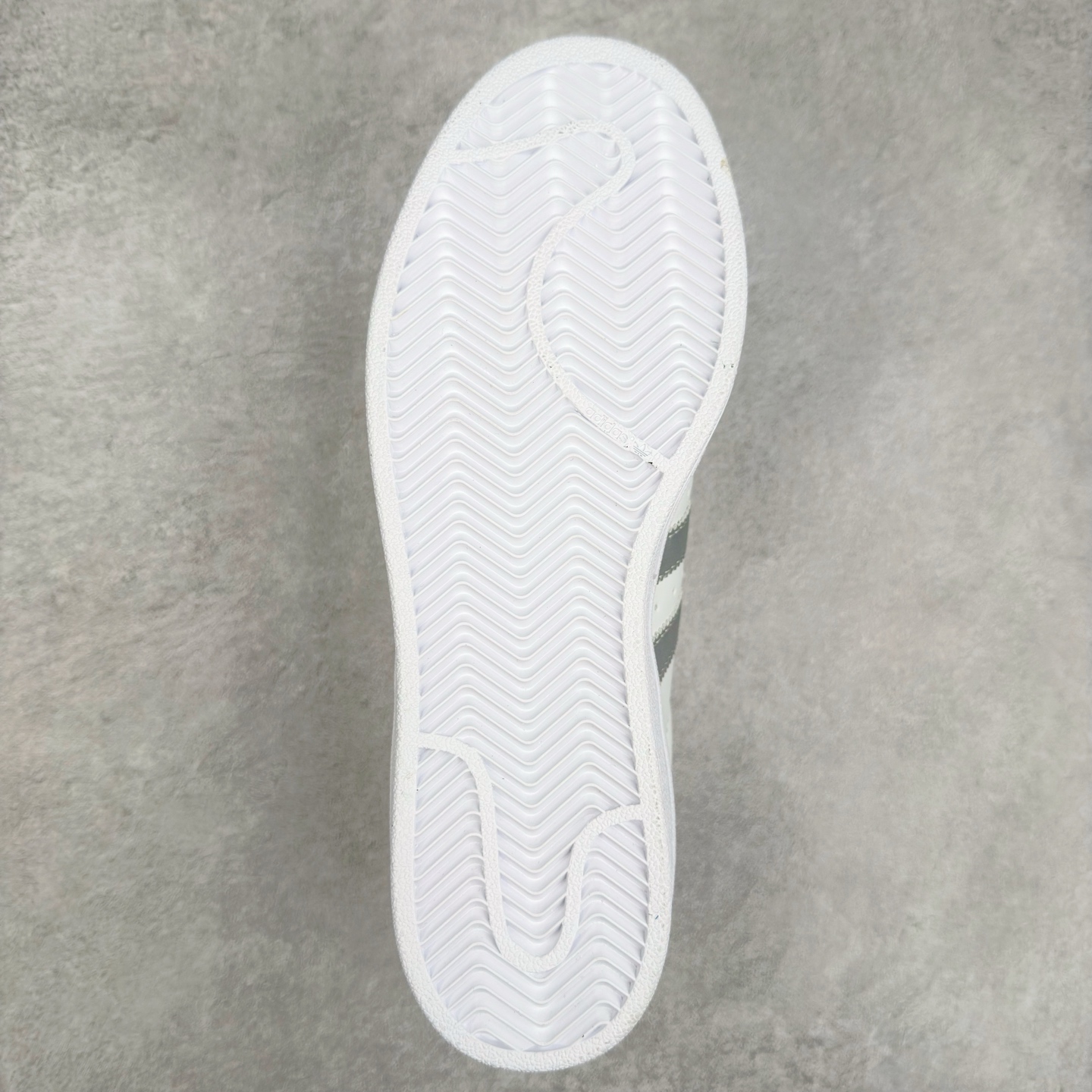 图片[9]-AD Originals Superstar 经典复古贝壳头板鞋 JQ8777 诞生于1969年 是第一双将全皮面鞋 身与橡胶鞋头结合在一起的低帮篮球鞋 Superstar最开始 是作为高帮篮球鞋Pro Model的低帮版本而出现的 但因为其独特和醒目的橡胶鞋头造型而让大家熟知 被大家形象地称为\\\”shelltoe\\\”贝壳头 在70年代的美国职业篮球场上 接近3/4的NBA球员都将这双Superstar作为场上用鞋 80年代之后 经过不断的改良和发展 Superstar逐渐成为横跨时装、音乐、街头文化、休闲和运动等各大领域的时尚潮鞋 尺码：36 36.5 37 38 38.5 39 40 40.5 41 42 42.5 43 44 44.5 45-选品中心