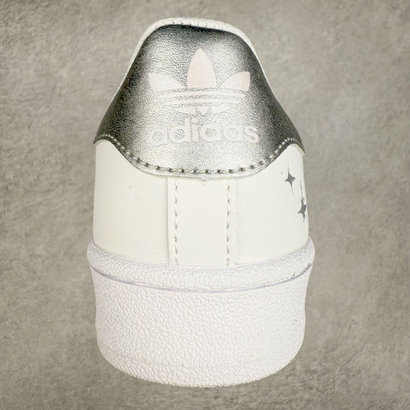 图片[8]-AD Originals Superstar 经典复古贝壳头板鞋 JQ8777 诞生于1969年 是第一双将全皮面鞋 身与橡胶鞋头结合在一起的低帮篮球鞋 Superstar最开始 是作为高帮篮球鞋Pro Model的低帮版本而出现的 但因为其独特和醒目的橡胶鞋头造型而让大家熟知 被大家形象地称为\\\”shelltoe\\\”贝壳头 在70年代的美国职业篮球场上 接近3/4的NBA球员都将这双Superstar作为场上用鞋 80年代之后 经过不断的改良和发展 Superstar逐渐成为横跨时装、音乐、街头文化、休闲和运动等各大领域的时尚潮鞋 尺码：36 36.5 37 38 38.5 39 40 40.5 41 42 42.5 43 44 44.5 45-选品中心