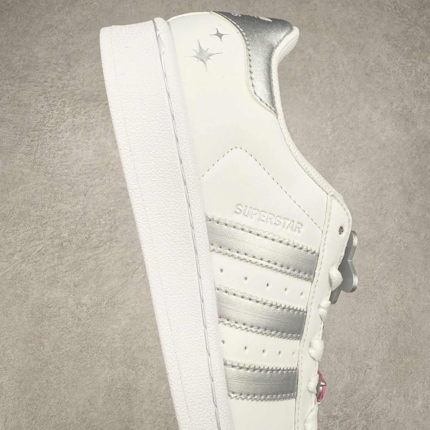 图片[6]-AD Originals Superstar 经典复古贝壳头板鞋 JQ8777 诞生于1969年 是第一双将全皮面鞋 身与橡胶鞋头结合在一起的低帮篮球鞋 Superstar最开始 是作为高帮篮球鞋Pro Model的低帮版本而出现的 但因为其独特和醒目的橡胶鞋头造型而让大家熟知 被大家形象地称为\\\”shelltoe\\\”贝壳头 在70年代的美国职业篮球场上 接近3/4的NBA球员都将这双Superstar作为场上用鞋 80年代之后 经过不断的改良和发展 Superstar逐渐成为横跨时装、音乐、街头文化、休闲和运动等各大领域的时尚潮鞋 尺码：36 36.5 37 38 38.5 39 40 40.5 41 42 42.5 43 44 44.5 45-选品中心