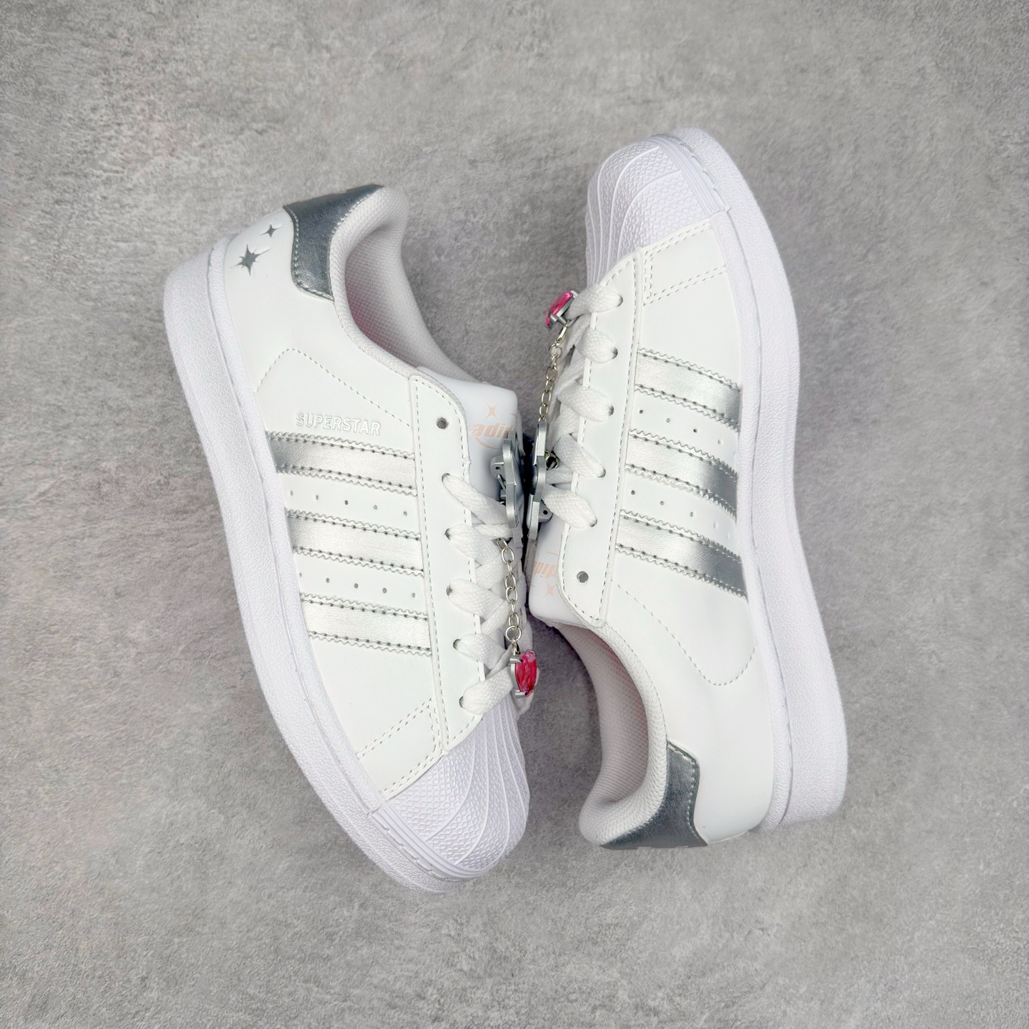 图片[3]-AD Originals Superstar 经典复古贝壳头板鞋 JQ8777 诞生于1969年 是第一双将全皮面鞋 身与橡胶鞋头结合在一起的低帮篮球鞋 Superstar最开始 是作为高帮篮球鞋Pro Model的低帮版本而出现的 但因为其独特和醒目的橡胶鞋头造型而让大家熟知 被大家形象地称为\\\”shelltoe\\\”贝壳头 在70年代的美国职业篮球场上 接近3/4的NBA球员都将这双Superstar作为场上用鞋 80年代之后 经过不断的改良和发展 Superstar逐渐成为横跨时装、音乐、街头文化、休闲和运动等各大领域的时尚潮鞋 尺码：36 36.5 37 38 38.5 39 40 40.5 41 42 42.5 43 44 44.5 45-选品中心
