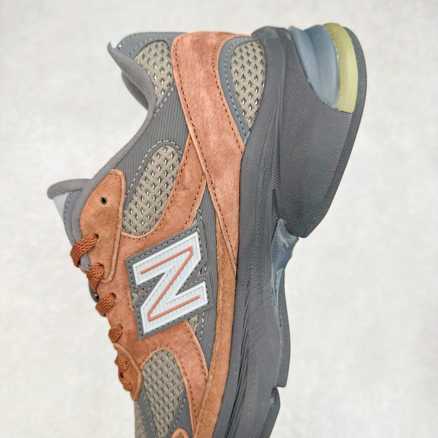 图片[7]-New Balance NB2010系列新百伦经典复古休闲运动板鞋 以ENCAP中底配以升级版 N-ERGY缓震物料 鞋面则采用特色的柔软麂皮搭以NewBalance经典的尼龙网布 低调中还原跑鞋本真 更年轻化的设计理念与材质 让新世代青年得以用全新视角体验经典鞋款的传奇魅力尺码：36 37 37.5 38 38.5 39.5 40 40.5 41.5 42 42.5 43 44 45 46-选品中心