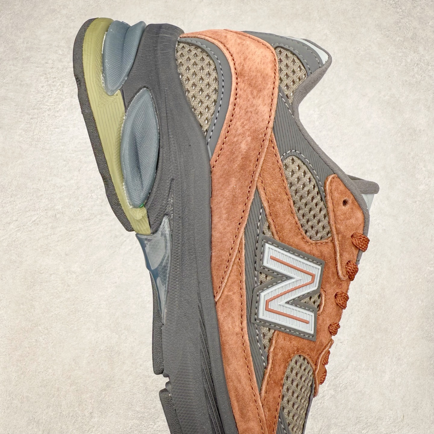 图片[6]-New Balance NB2010系列新百伦经典复古休闲运动板鞋 以ENCAP中底配以升级版 N-ERGY缓震物料 鞋面则采用特色的柔软麂皮搭以NewBalance经典的尼龙网布 低调中还原跑鞋本真 更年轻化的设计理念与材质 让新世代青年得以用全新视角体验经典鞋款的传奇魅力尺码：36 37 37.5 38 38.5 39.5 40 40.5 41.5 42 42.5 43 44 45 46-选品中心