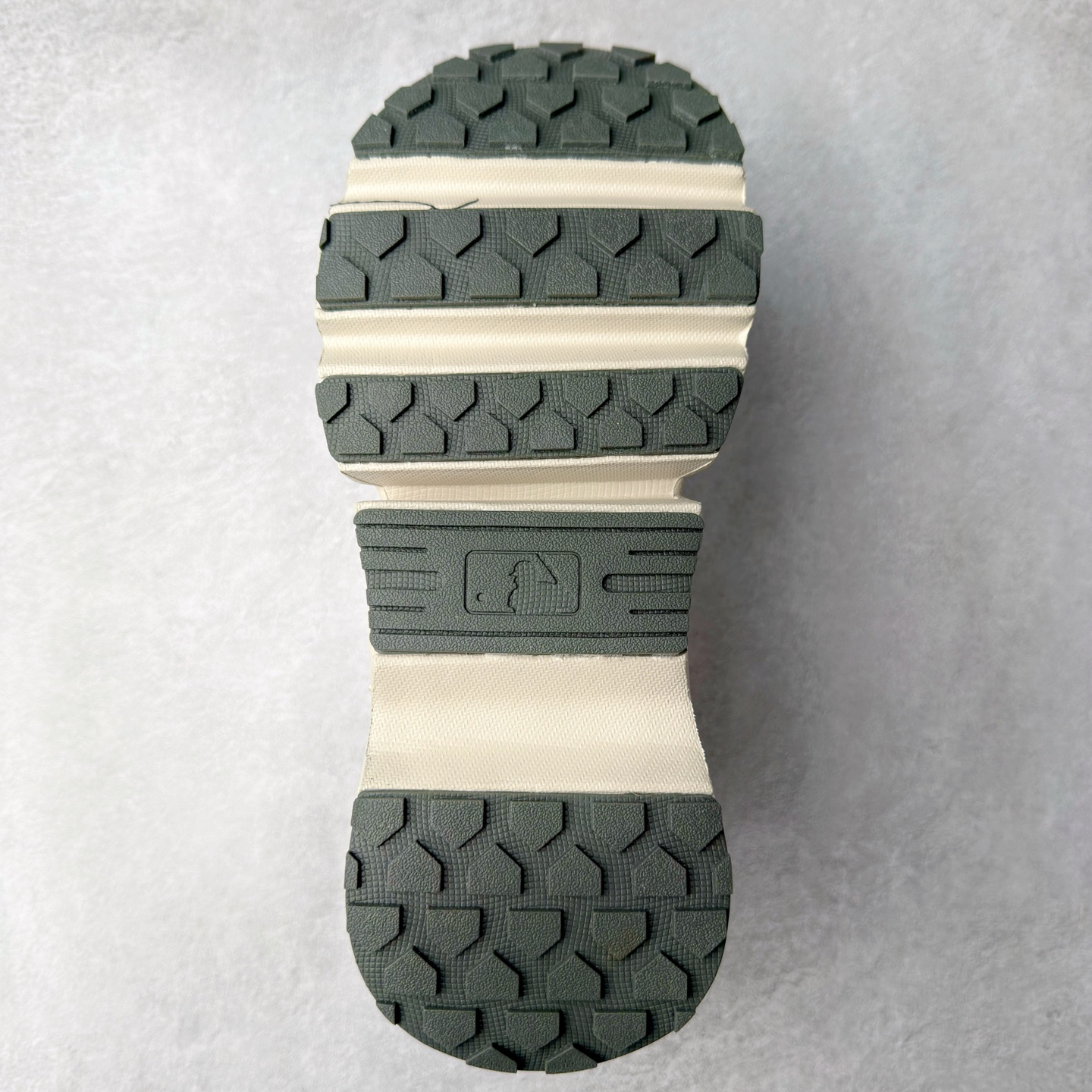 图片[9]-MLB DOME CHUNKY 纽约洋基队合成革潮流时尚舒适休闲运动风厚底增高 防滑耐磨 低帮 老爹鞋 男女同款 黑色 实拍调校N版已经零色差零失真 百分百还原实物色彩所见即所得 不存在货不对板色差等低级问题 选购参考实物拍摄 不混卖不参货 只用心做好货严格选品 承诺混一赔十 尺码：36 36.5 37.5 38 38.5 39 40 40.5 41 42 42.5 43 44 44.5 45-选品中心