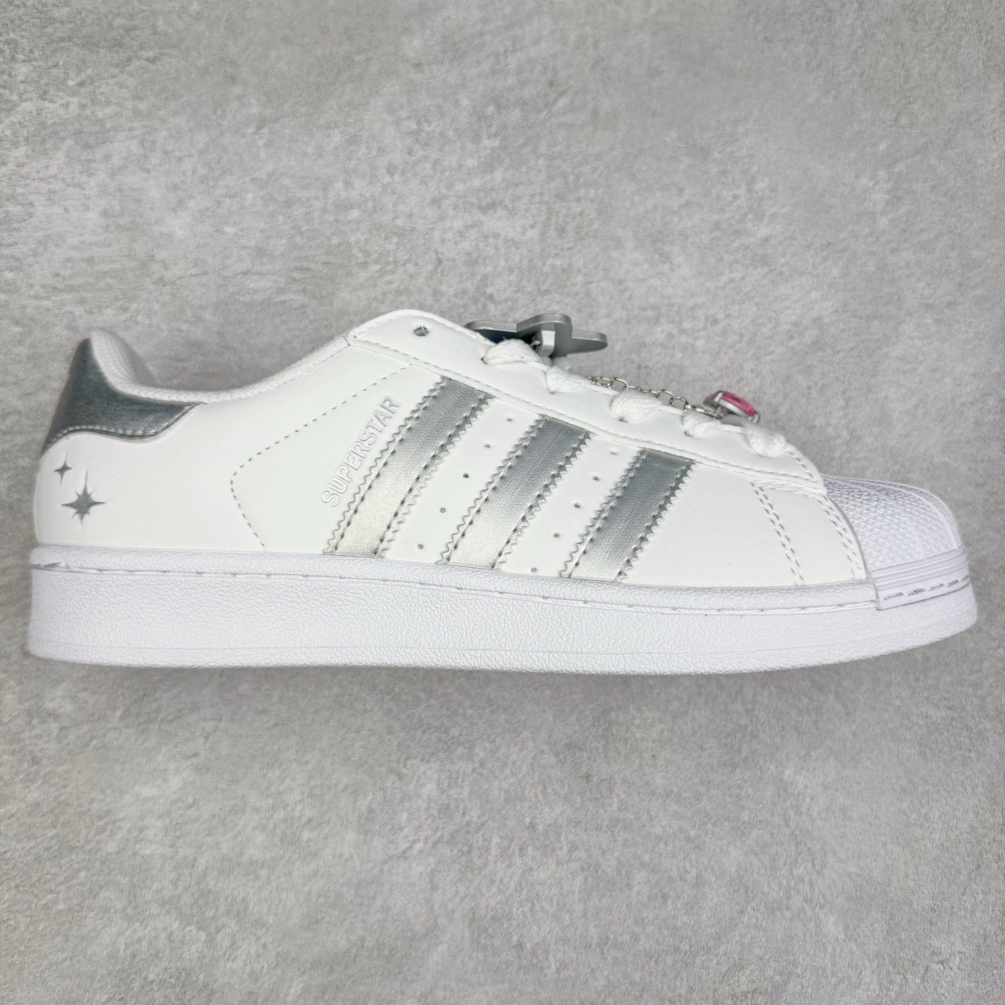 AD Originals Superstar 经典复古贝壳头板鞋 JQ8777 诞生于1969年 是第一双将全皮面鞋 身与橡胶鞋头结合在一起的低帮篮球鞋 Superstar最开始 是作为高帮篮球鞋Pro Model的低帮版本而出现的 但因为其独特和醒目的橡胶鞋头造型而让大家熟知 被大家形象地称为\\\”shelltoe\\\”贝壳头 在70年代的美国职业篮球场上 接近3/4的NBA球员都将这双Superstar作为场上用鞋 80年代之后 经过不断的改良和发展 Superstar逐渐成为横跨时装、音乐、街头文化、休闲和运动等各大领域的时尚潮鞋 尺码：36 36.5 37 38 38.5 39 40 40.5 41 42 42.5 43 44 44.5 45-选品中心