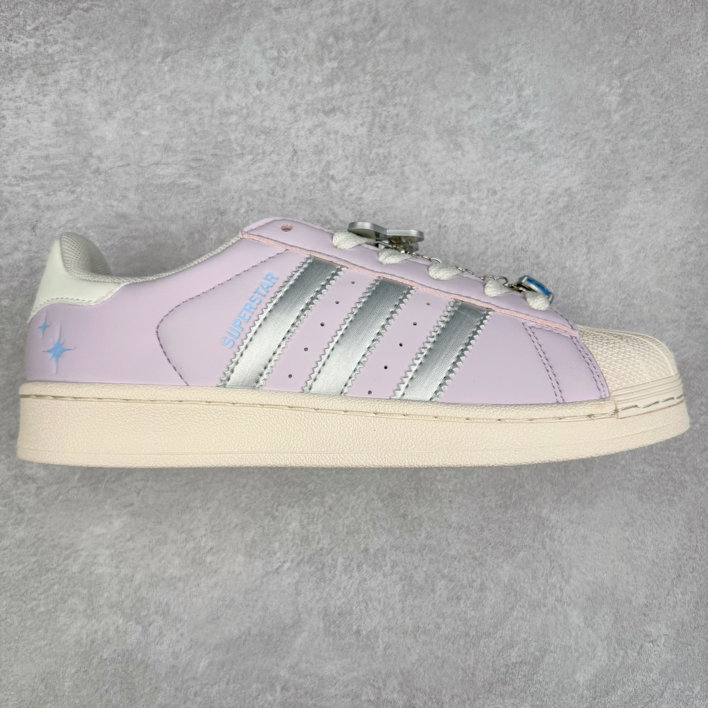 AD Originals Superstar 经典复古贝壳头板鞋 JQ8776 诞生于1969年 是第一双将全皮面鞋 身与橡胶鞋头结合在一起的低帮篮球鞋 Superstar最开始 是作为高帮篮球鞋Pro Model的低帮版本而出现的 但因为其独特和醒目的橡胶鞋头造型而让大家熟知 被大家形象地称为\\\”shelltoe\\\”贝壳头 在70年代的美国职业篮球场上 接近3/4的NBA球员都将这双Superstar作为场上用鞋 80年代之后 经过不断的改良和发展 Superstar逐渐成为横跨时装、音乐、街头文化、休闲和运动等各大领域的时尚潮鞋 尺码：36 36.5 37 38 38.5 39 40 40.5 41 42 42.5 43 44 44.5 45-选品中心