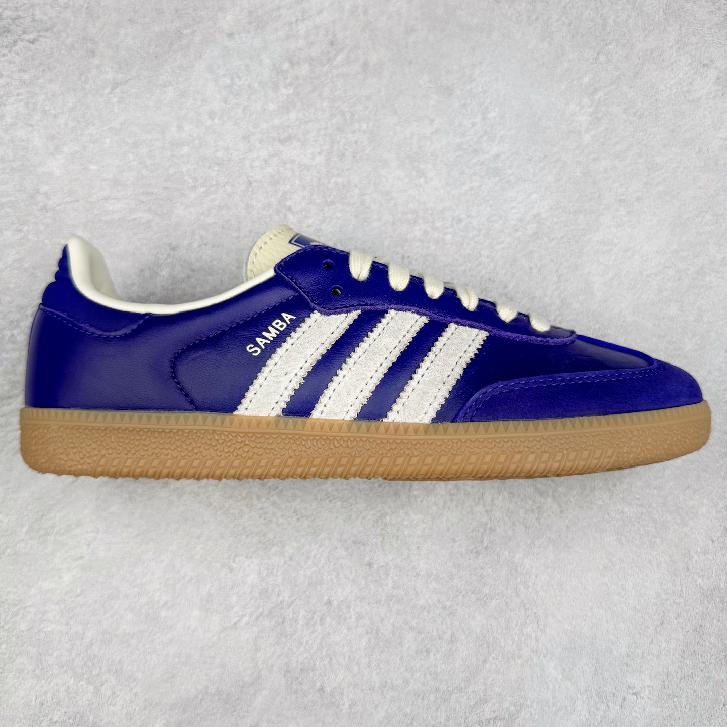 AD Original Samba OG 复古经典轻便板鞋 JI2736 这款桑巴鞋展示了高质量的工艺 带有装饰的超锁缝制和无缝的手感 柔软、柔软的皮革造型和标志性的3条纹完成了精致的外观 正规合身鞋带 鞋面上有绒面鞋垫 橡胶鞋底 享受正畸套筒软感 自50年代首次亮相以来就一直在赢得粉丝的青睐 尺码：36 36.5 37.5 38 38.5 39 40 40.5 41 42 42.5 43 44 44.5 45-选品中心