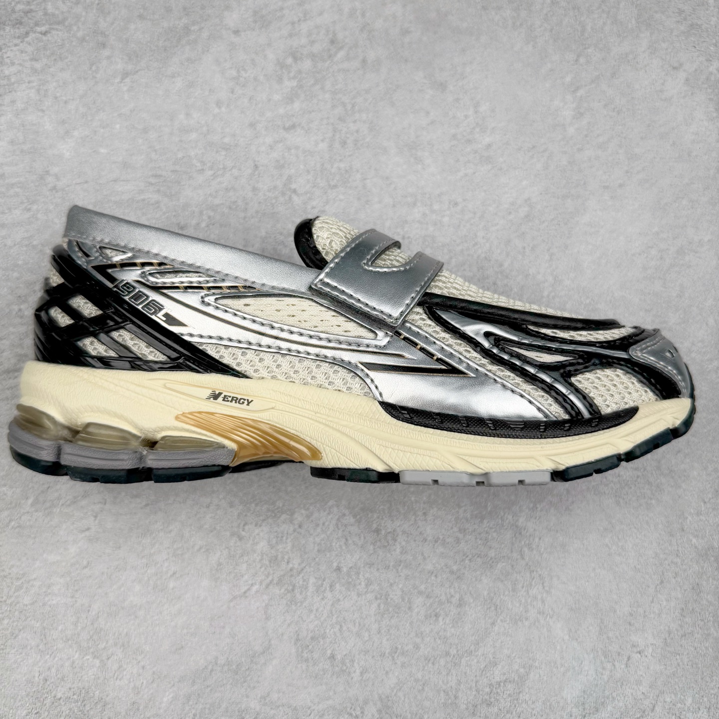 JUNYA WATANABE x New Balance NB 1906R 新百伦联名款舒适百搭防滑低帮生活休闲鞋乐福鞋 Junya Watanabe 和 New Balance 再次联手，推出了全新的合作款——1906 Loafer。这款跨越运动鞋与皮鞋界限的设计。设计将 New Balance 1906R 的技术与经典皮革便鞋的风格完美融合。厚实的鞋底与精致的漆皮鞋面，不仅保留了运动鞋的舒适感，还能轻松驾驭休闲与正式造型。一位国外鞋友对此鞋的评价颇具趣味：“这是开完重要会议后，立马开始 5K 长跑的理想鞋款。”-选品中心