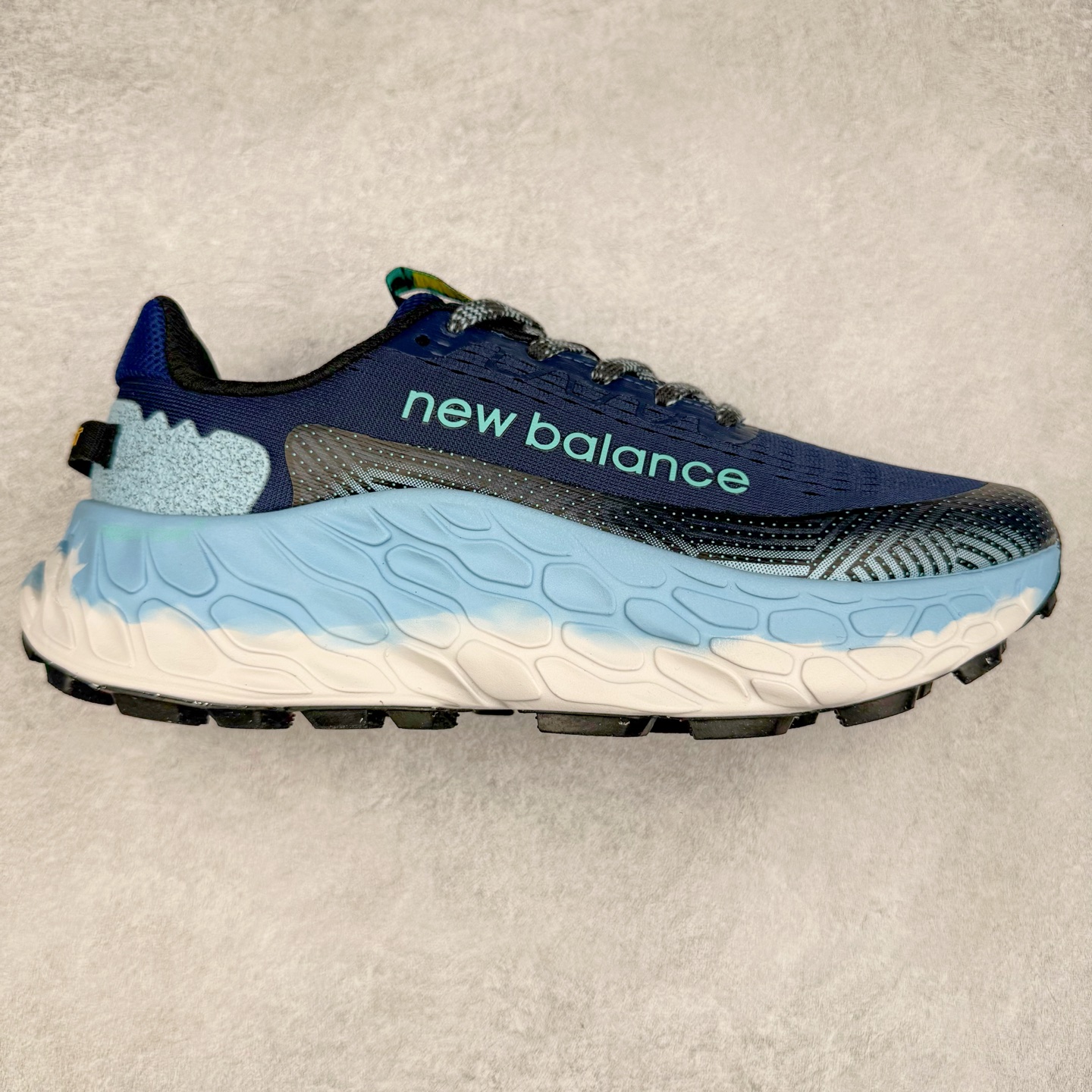 New Balance Fresh Foam X Trail More v3 新百伦NB莫尔V3系列低帮轻量化厚底户外越野休闲运动慢跑鞋 MTMORNGR 无论是越野训练跑还是享受自然美景 New Balance Fresh Foam X Trail More v3 都能确保双脚凉爽舒适 获得缓震支撑 这款越野跑鞋採用透气的合成/网眼鞋面 加上双层 Fresh Foam X 中底实现绝佳舒适著感 搭载鞋头防护科技与 All Terrain 系列最厚鞋底 可防止碎石跑入鞋内 让你尽情探索不受限 尺码：36 37 37.5 38 38.5 39.5 40 40.5 41.5 42 42.5 43 44 44.5 45-选品中心