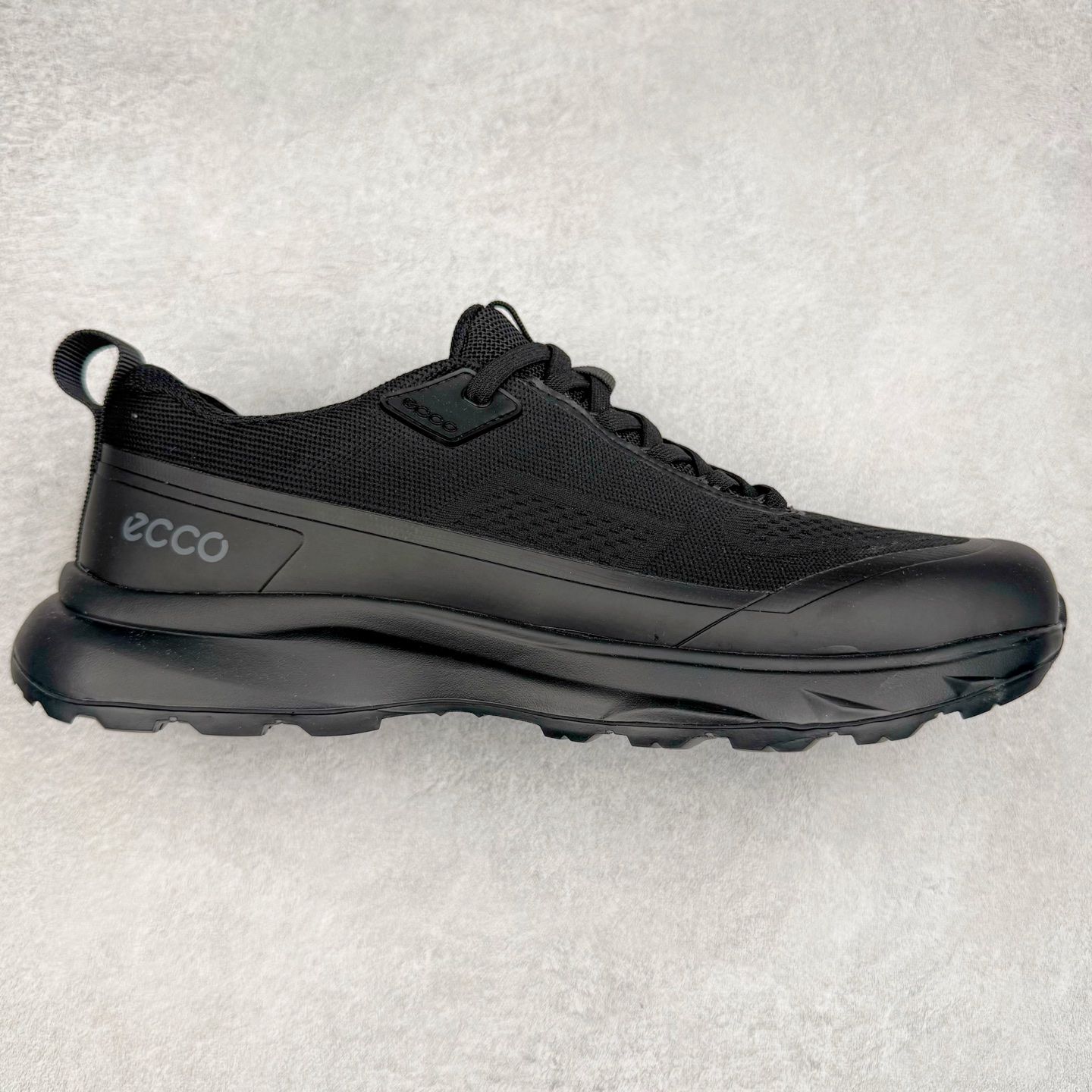 ECCO爱步25新款限定运动鞋男舒适时尚跑步鞋 BIOM系列新款 鞋面采用甄选牛皮与飞织工艺网布结合，质感丰富，脚感细腻柔软舒适 自然律动科技，符合人体工学鞋楦 贴近足部自然形态 以舒适科技与新潮外观，轻松适配日常 直接注塑工艺连接鞋面与鞋底 一体成型，合脚稳固 PU/TPU鞋底，轻盈柔韧，抓地耐磨 舒适耐穿 打破固定框架 自在追寻自我生命力 所向无界 步步生机 尺码：38 39 40 41 42 43 44 （皮鞋码）-选品中心