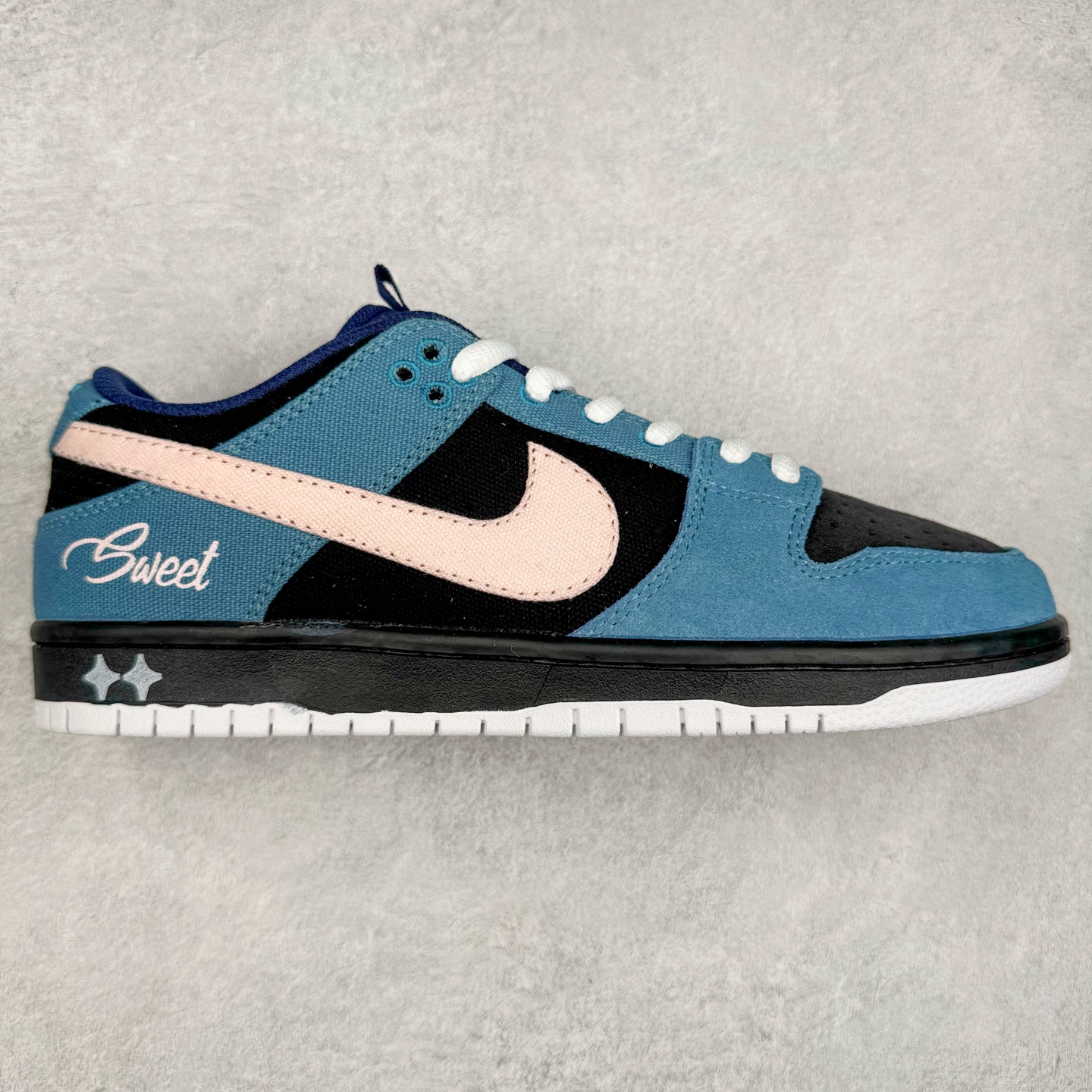 ＃F版 NK SB Dunk Low DX6775-400 性价比王者 极限压缩利润空间 超乎所想的高性价比 用料绝不含糊 原盒原配 正确耐磨橡胶大底 超高清洁度 全鞋零毛边皮料切割 全套原楦原模倾力打造完美版型 尺码：36 36.5 37.5 38 38.5 39 40 40.5 41 42 42.5 43 44 44.5 45 46 47.5-选品中心