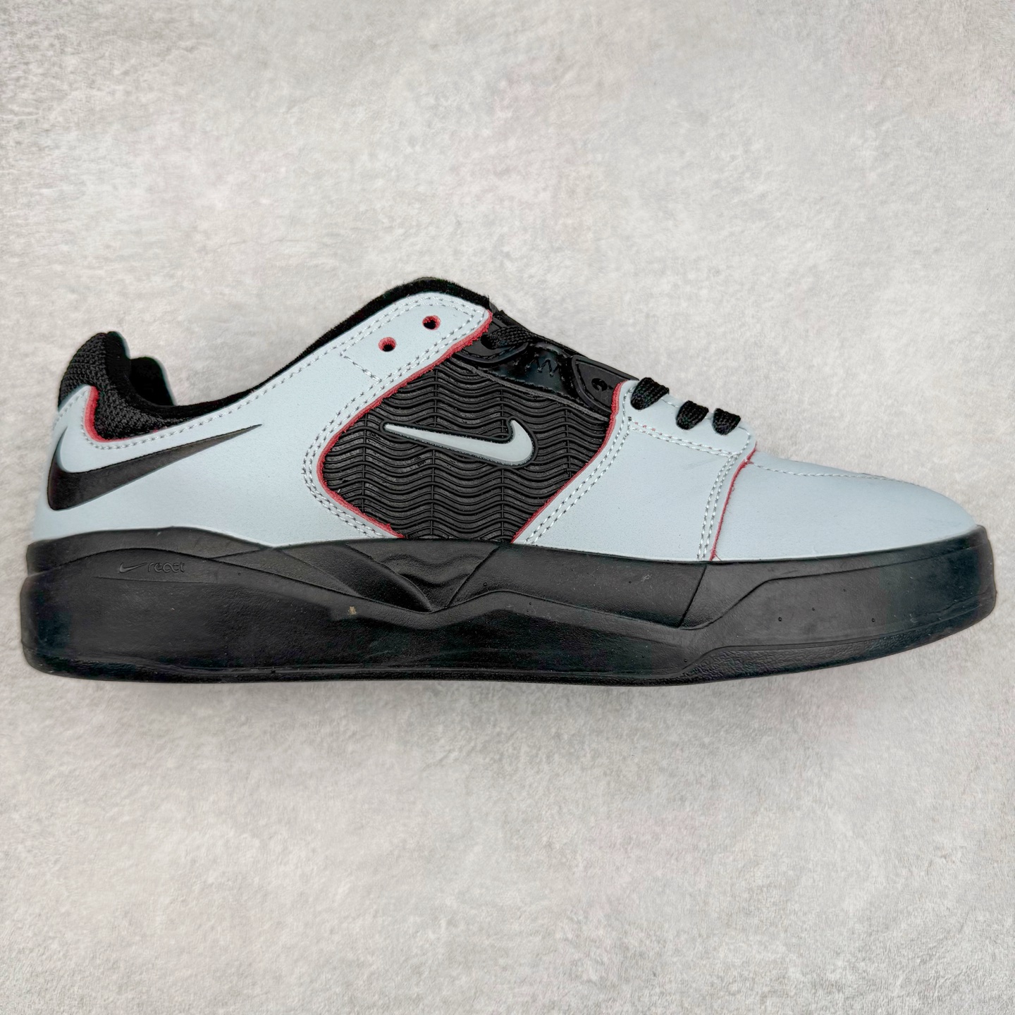 NK SB Nyjah Free 2 王一博同款 受着经典1997 款的 Zoom Spiridon 启发 SB Nyjah Free 2 继续谱写上一代的篇章 一改一代的一体式，二代的鞋舌与鞋身被分开来，但仍有着与前代相同的超柔韧 Nike Free 鞋底，同时还做了一些改良补充 首先是在全方位无死角的经典 Nyjah Free 橡胶鞋面的上方加了网眼材料，保证你在最热的滑板天也能双脚清爽 尺码：40-45-选品中心