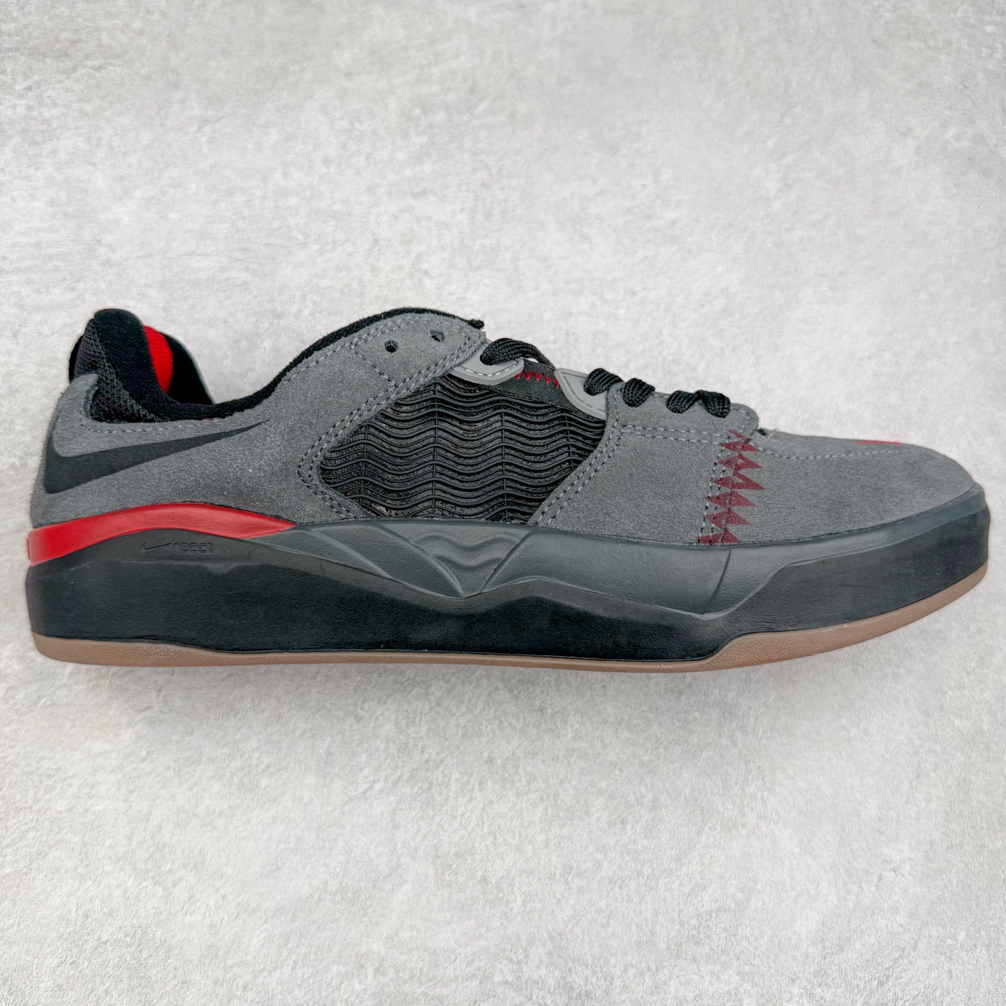 NK SB Nyjah Free 2 王一博同款 受着经典1997 款的 Zoom Spiridon 启发 SB Nyjah Free 2 继续谱写上一代的篇章 一改一代的一体式，二代的鞋舌与鞋身被分开来，但仍有着与前代相同的超柔韧 Nike Free 鞋底，同时还做了一些改良补充 首先是在全方位无死角的经典 Nyjah Free 橡胶鞋面的上方加了网眼材料，保证你在最热的滑板天也能双脚清爽 尺码：40-45-选品中心