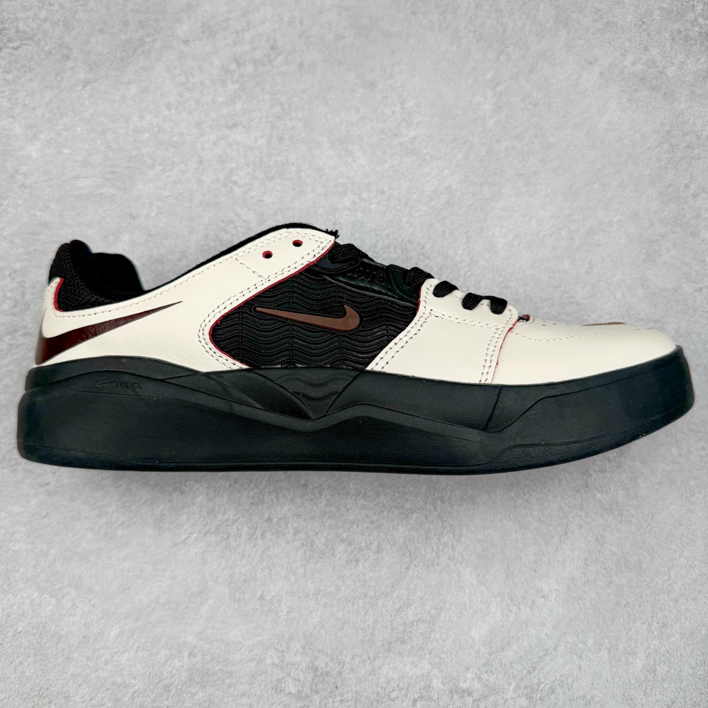 NK SB Nyjah Free 2 王一博同款 受着经典1997 款的 Zoom Spiridon 启发 SB Nyjah Free 2 继续谱写上一代的篇章 一改一代的一体式，二代的鞋舌与鞋身被分开来，但仍有着与前代相同的超柔韧 Nike Free 鞋底，同时还做了一些改良补充 首先是在全方位无死角的经典 Nyjah Free 橡胶鞋面的上方加了网眼材料，保证你在最热的滑板天也能双脚清爽 尺码：40-45-选品中心