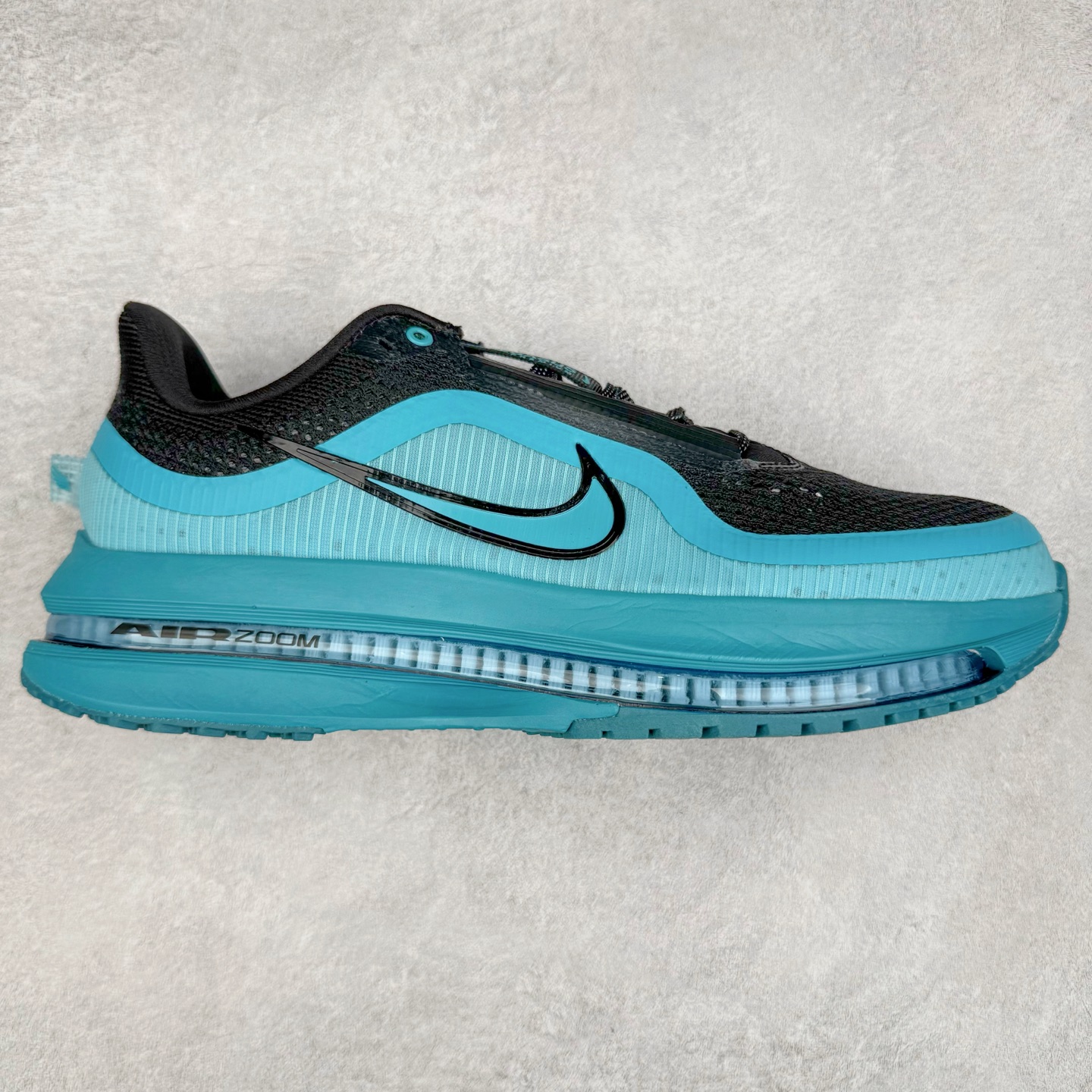 NK Pegasus Premium 飞马全掌气垫跑步运动鞋 气垫的究极进化 NIKE2025新王炸 • 在特有Air科技加持下，耐克带来全新Pegasus Premium。这款跑鞋在传承耐克飞马（Pegasus）系列标志性的缓震功能的同时，将首次搭载耐克的塑型可视化Air Zoom气垫单元。• 塑型Air Zoom气垫单元贴合脚部的自然轮廓，帮助跑者在从后跟到脚趾的过渡中能够有效传递力量，带来一种前所未有的轻盈、顺畅回馈体验。中底采用ZoomX泡绵，后跟则使用ReactX泡绵，为跑者提供稳定流畅的推进感。• 塑型可视化Air Zoom气垫单元和精心配置的泡绵组合，让Pegasus Premium成为耐克飞马系列中颇具能量回馈的鞋款。• 全新Pegasus Premium不仅展示了耐克势头强劲的创新周期，证明了其特有的Air科技的强大实力，更体现了耐克倾听和服务运动员的能力。尺码：36 36.5 37.5 38 38.5 39 40 40.5 41 42 42.5 43 44 44.5 45-选品中心