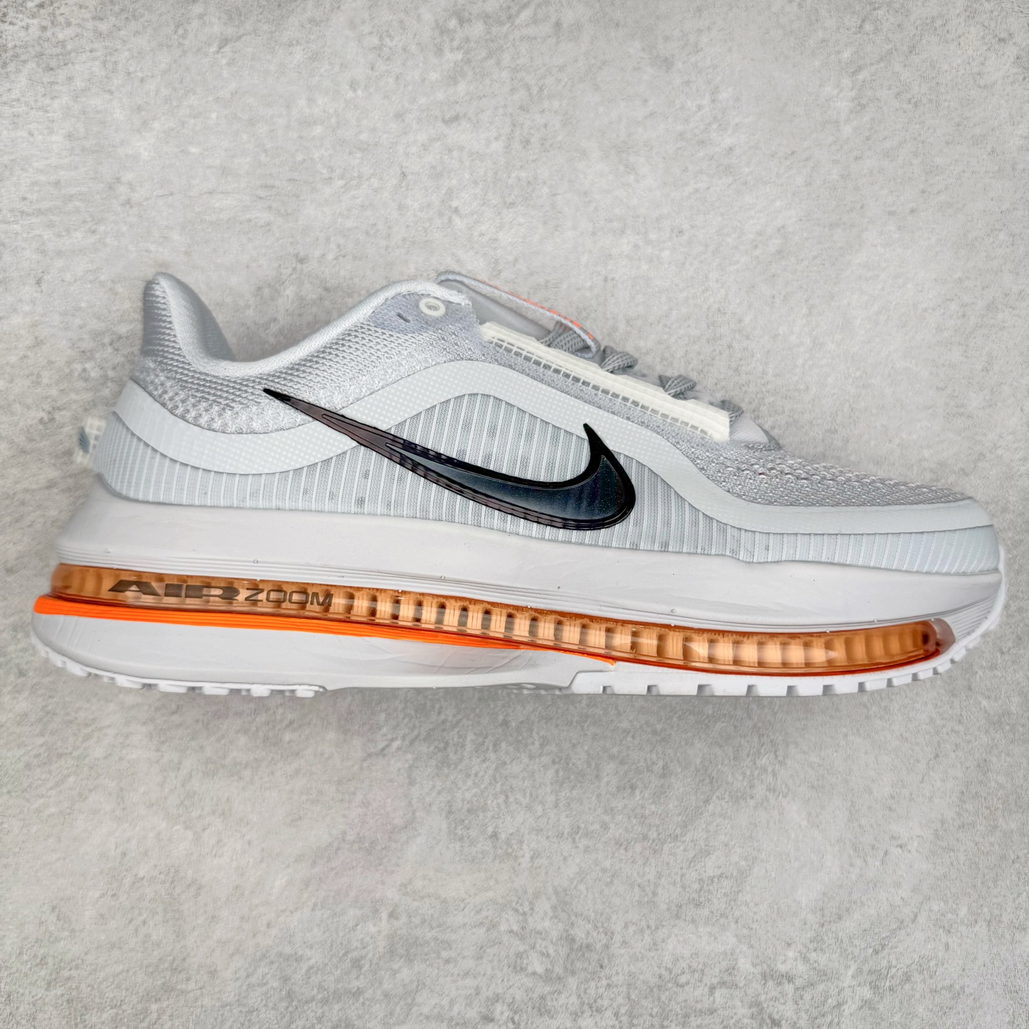 NK Pegasus Premium 飞马全掌气垫跑步运动鞋 气垫的究极进化 NIKE2025新王炸 • 在特有Air科技加持下，耐克带来全新Pegasus Premium。这款跑鞋在传承耐克飞马（Pegasus）系列标志性的缓震功能的同时，将首次搭载耐克的塑型可视化Air Zoom气垫单元。• 塑型Air Zoom气垫单元贴合脚部的自然轮廓，帮助跑者在从后跟到脚趾的过渡中能够有效传递力量，带来一种前所未有的轻盈、顺畅回馈体验。中底采用ZoomX泡绵，后跟则使用ReactX泡绵，为跑者提供稳定流畅的推进感。• 塑型可视化Air Zoom气垫单元和精心配置的泡绵组合，让Pegasus Premium成为耐克飞马系列中颇具能量回馈的鞋款。• 全新Pegasus Premium不仅展示了耐克势头强劲的创新周期，证明了其特有的Air科技的强大实力，更体现了耐克倾听和服务运动员的能力。尺码：36 36.5 37.5 38 38.5 39 40 40.5 41 42 42.5 43 44 44.5 45-选品中心