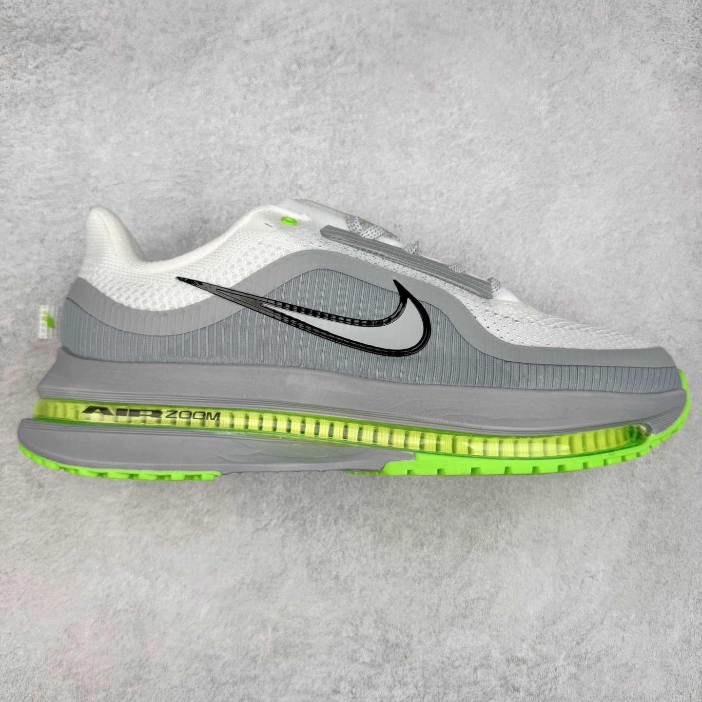 NK Pegasus Premium 飞马全掌气垫跑步运动鞋 气垫的究极进化 NIKE2025新王炸 • 在特有Air科技加持下，耐克带来全新Pegasus Premium。这款跑鞋在传承耐克飞马（Pegasus）系列标志性的缓震功能的同时，将首次搭载耐克的塑型可视化Air Zoom气垫单元。• 塑型Air Zoom气垫单元贴合脚部的自然轮廓，帮助跑者在从后跟到脚趾的过渡中能够有效传递力量，带来一种前所未有的轻盈、顺畅回馈体验。中底采用ZoomX泡绵，后跟则使用ReactX泡绵，为跑者提供稳定流畅的推进感。• 塑型可视化Air Zoom气垫单元和精心配置的泡绵组合，让Pegasus Premium成为耐克飞马系列中颇具能量回馈的鞋款。• 全新Pegasus Premium不仅展示了耐克势头强劲的创新周期，证明了其特有的Air科技的强大实力，更体现了耐克倾听和服务运动员的能力。尺码：36 36.5 37.5 38 38.5 39 40 40.5 41 42 42.5 43 44 44.5 45-选品中心