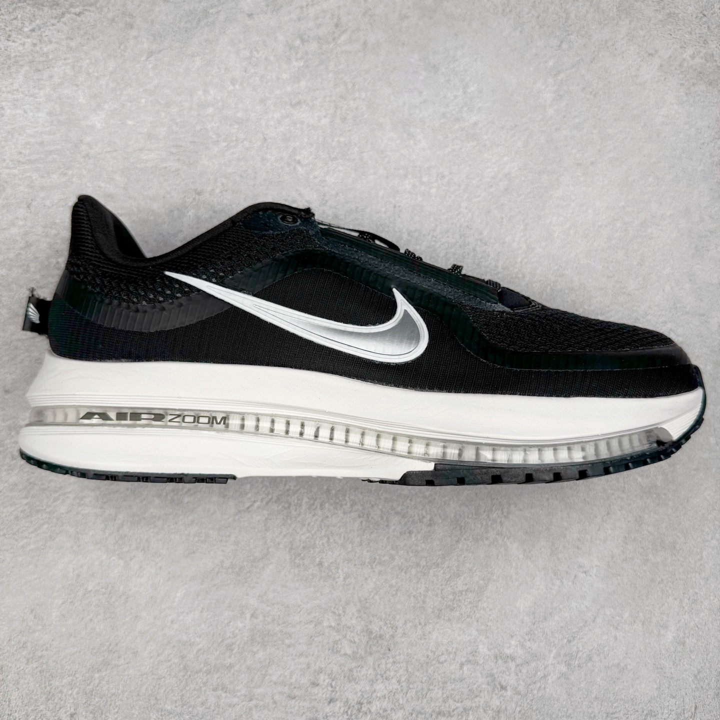 NK Pegasus Premium 飞马全掌气垫跑步运动鞋 气垫的究极进化 NIKE2025新王炸 • 在特有Air科技加持下，耐克带来全新Pegasus Premium。这款跑鞋在传承耐克飞马（Pegasus）系列标志性的缓震功能的同时，将首次搭载耐克的塑型可视化Air Zoom气垫单元。• 塑型Air Zoom气垫单元贴合脚部的自然轮廓，帮助跑者在从后跟到脚趾的过渡中能够有效传递力量，带来一种前所未有的轻盈、顺畅回馈体验。中底采用ZoomX泡绵，后跟则使用ReactX泡绵，为跑者提供稳定流畅的推进感。• 塑型可视化Air Zoom气垫单元和精心配置的泡绵组合，让Pegasus Premium成为耐克飞马系列中颇具能量回馈的鞋款。• 全新Pegasus Premium不仅展示了耐克势头强劲的创新周期，证明了其特有的Air科技的强大实力，更体现了耐克倾听和服务运动员的能力。尺码：36 36.5 37.5 38 38.5 39 40 40.5 41 42 42.5 43 44 44.5 45-选品中心