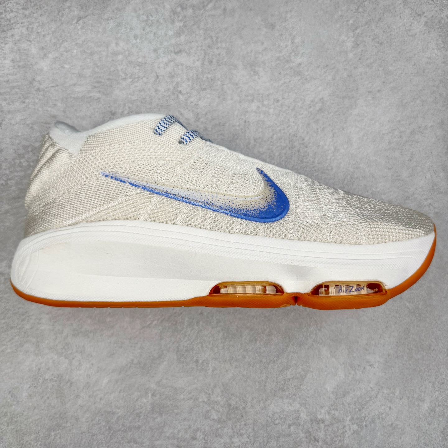 ＃福利特价 NK G.T. Hustle 3 Blueprint EP 中底Mustang 缓震配置与前足 Zoom Strobel 缓震配置合体组成双重 Air Zoom 缓震配置为关键区域缔造澎湃弹力 前掌的 Air Zoom 气垫单元凭借出众的能量回馈助你保持运动状态 RadialKnit 鞋面首次应用于 Nike 篮球鞋，提供轻盈包裹效果，轻松跟上，你的运动节奏。穿上 G.T.Hustle3 助你在比赛最后关键时刻扭转势头。前足 AirZoom 缓震配置，带来出众能量回馈，助你轻松击败对手。尺码：36 36.5 37.5 38 38.5 39 40 40.5 41 42 42.5 43 44 44.5 45-选品中心