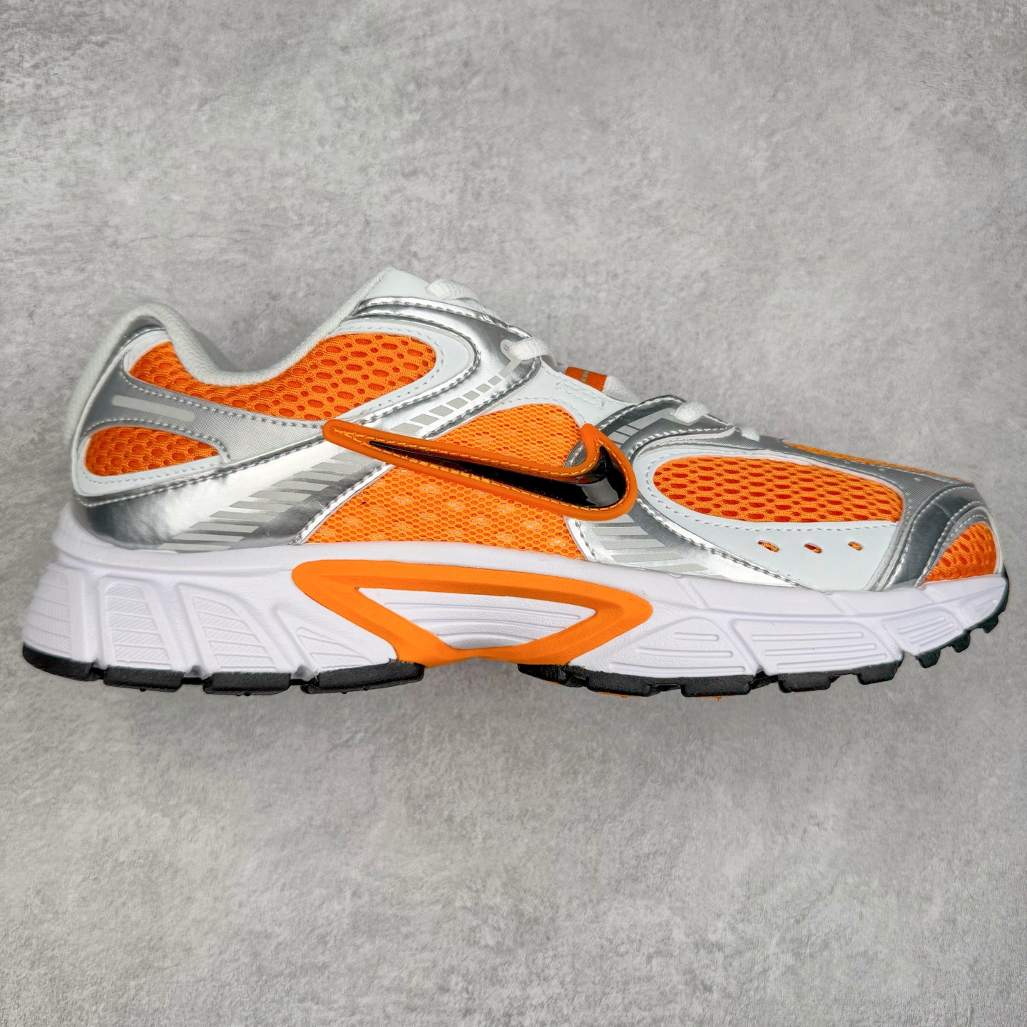 NK V5 RNR 舒适百搭防滑耐磨低帮跑步鞋 HJ5228-800 舒适有型适合日常穿着 该鞋款延续千禧年经典设计搭载泡绵中底 厚实而轻盈匠心细节巧搭立体耐克勾标志焕新演绎复古跑鞋 鞋款从千禧年美学汲取灵感 混搭多种材质突显层次感立体感和传统跑步风范 尺码：36 36.5 37.5 38 38.5 39 40 40.5 41 42 42.5 43 44 44.5 45-选品中心