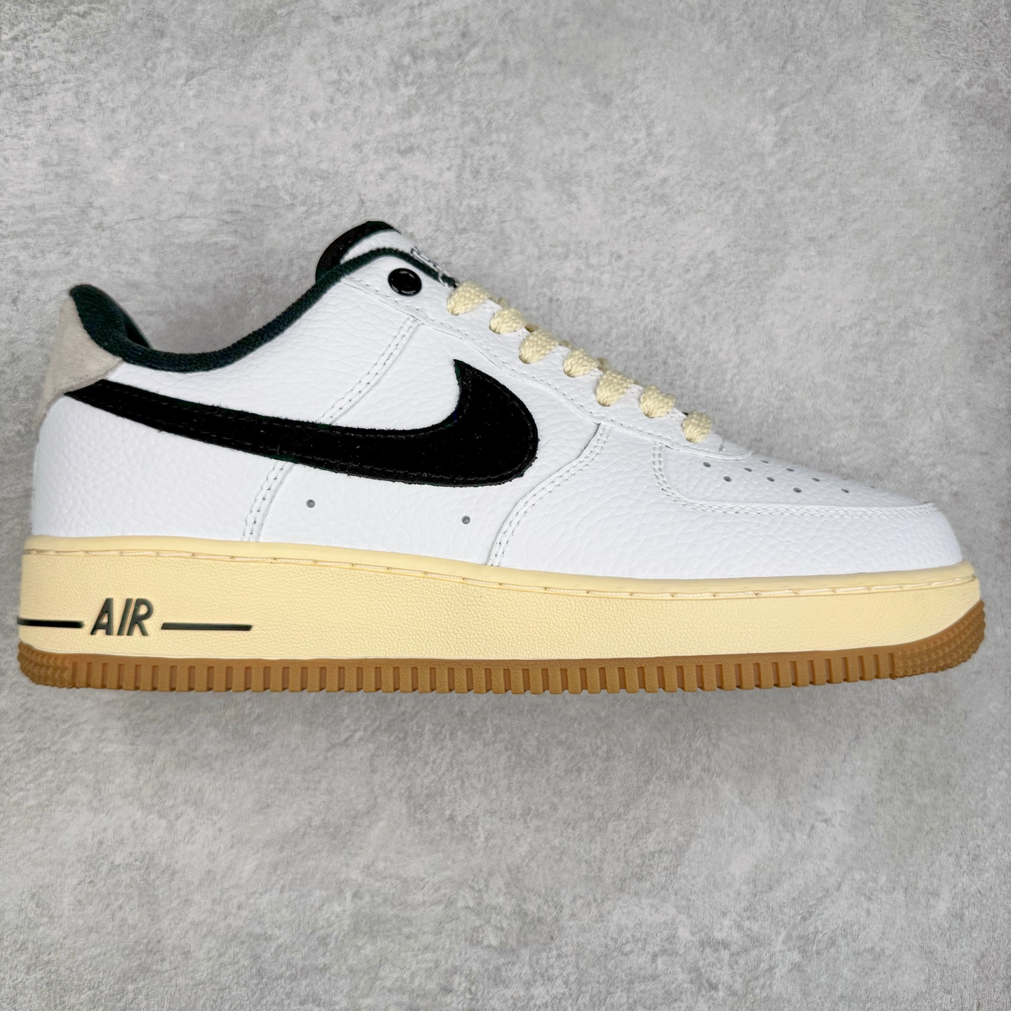 ＃XT纯原 NK Air Force 1´07 Low 空军一号低帮百搭休闲运动板鞋 DR0148-101 顶级批次 2022全新楦头鞋型 鱼鳞大底 历时开发三个月 清洁度完美 二维码鞋标 内置芯片及solo气垫 大底高度及其弧度依照正品 钢印 logo刺绣 鞋口弧度 鞋头长度 鞋面冲孔 鞋垫背胶及钢印 完美鞋型对比正品 每一处都是细节满满 柔软、弹性十足的缓震性能和出色的中底设计 横跨复古与现代的外型结合 造就出风靡全球 三十多年的Force 1 直到今天还深受青睐 实拍调校N版已经零色差零失真 百分百还原实物色彩所见即所得 不存在货不对板色差等低级问题 选购参考实物拍摄 不混卖不参货 只用心做好货严格选品 承诺混一赔十 尺码：36 36.5 37.5 38 38.5 39 40 40.5 41 42 42.5 43 44 44.5 45-选品中心