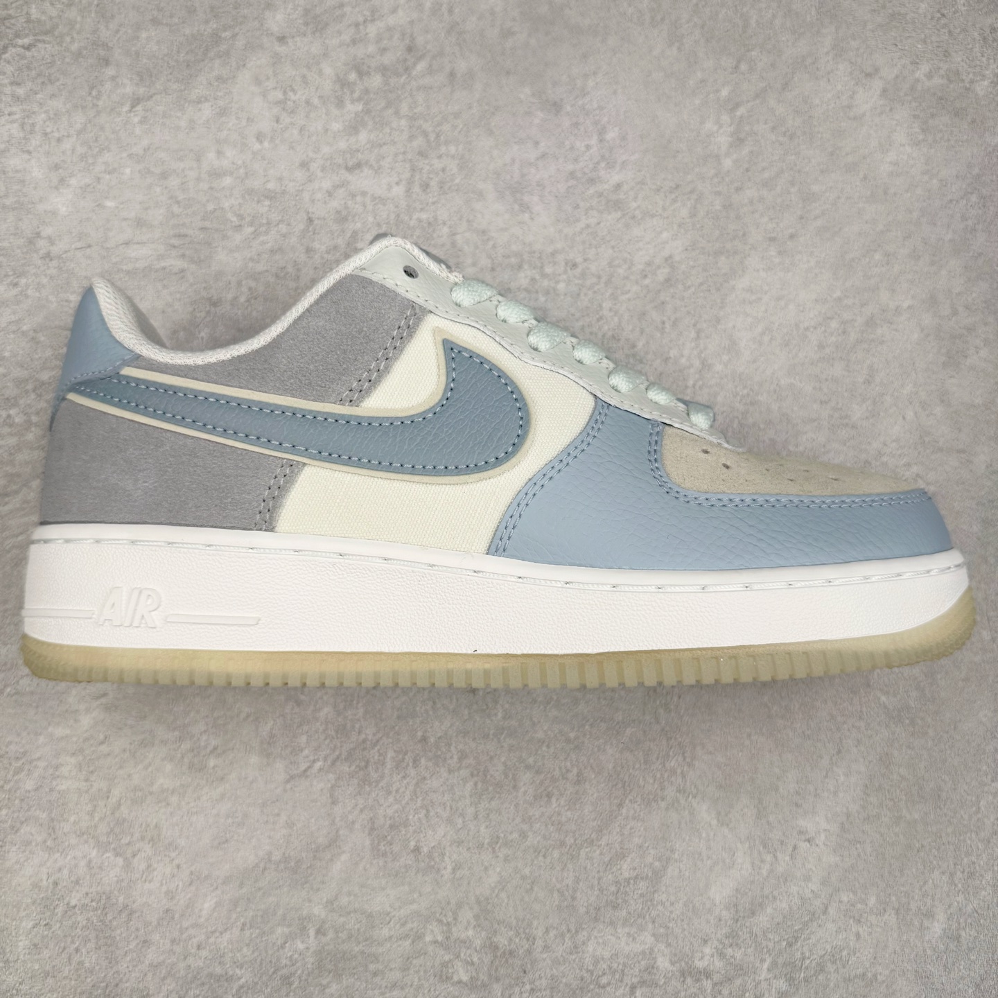 ＃XT纯原 NK Air Force 1´07 Low 空军一号低帮百搭休闲运动板鞋 AO2425-400 顶级批次 2022全新楦头鞋型 鱼鳞大底 历时开发三个月 清洁度完美 二维码鞋标 内置芯片及solo气垫 大底高度及其弧度依照正品 钢印 logo刺绣 鞋口弧度 鞋头长度 鞋面冲孔 鞋垫背胶及钢印 完美鞋型对比正品 每一处都是细节满满 柔软、弹性十足的缓震性能和出色的中底设计 横跨复古与现代的外型结合 造就出风靡全球 三十多年的Force 1 直到今天还深受青睐 实拍调校N版已经零色差零失真 百分百还原实物色彩所见即所得 不存在货不对板色差等低级问题 选购参考实物拍摄 不混卖不参货 只用心做好货严格选品 承诺混一赔十 尺码：36 36.5 37.5 38 38.5 39 40 40.5 41 42 42.5 43 44 44.5 45-选品中心