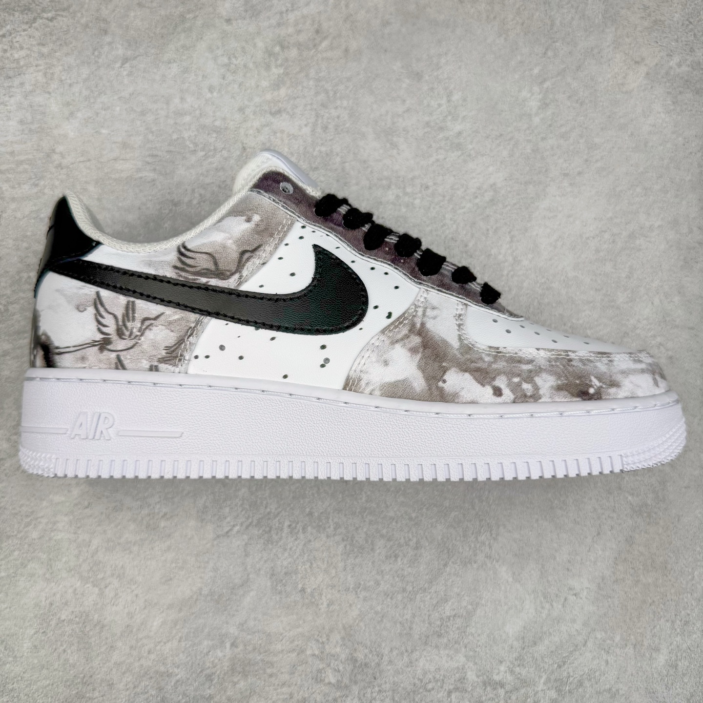 ＃XT纯原 NK Air Force 1´07 Low 空军一号低帮百搭休闲运动板鞋 CW1888-111 顶级批次 2022全新楦头鞋型 鱼鳞大底 历时开发三个月 清洁度完美 二维码鞋标 内置芯片及solo气垫 大底高度及其弧度依照正品 钢印 logo刺绣 鞋口弧度 鞋头长度 鞋面冲孔 鞋垫背胶及钢印 完美鞋型对比正品 每一处都是细节满满 柔软、弹性十足的缓震性能和出色的中底设计 横跨复古与现代的外型结合 造就出风靡全球 三十多年的Force 1 直到今天还深受青睐 实拍调校N版已经零色差零失真 百分百还原实物色彩所见即所得 不存在货不对板色差等低级问题 选购参考实物拍摄 不混卖不参货 只用心做好货严格选品 承诺混一赔十 尺码：36 36.5 37.5 38 38.5 39 40 40.5 41 42 42.5 43 44 44.5 45-选品中心