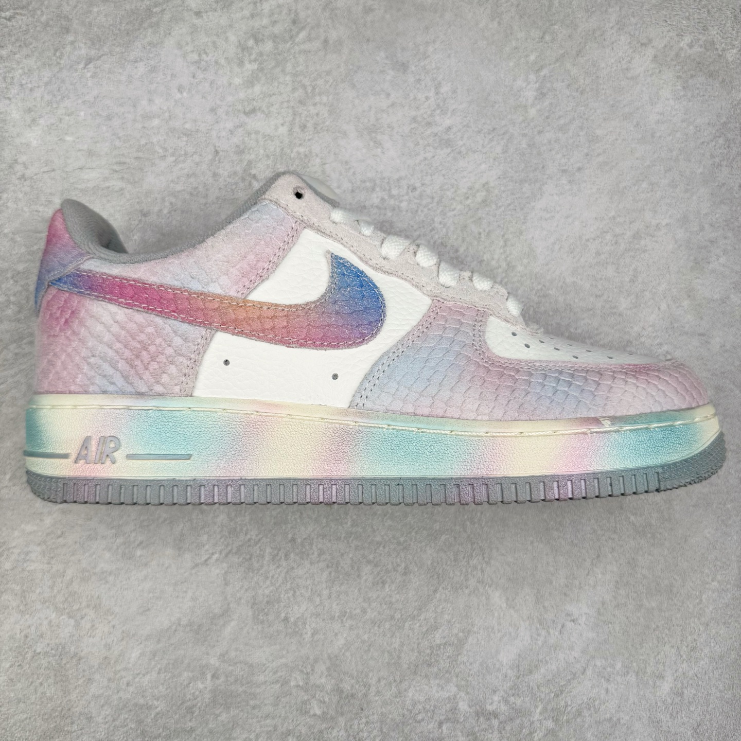 ＃XT纯原 NK Air Force 1´07 Low 空军一号低帮百搭休闲运动板鞋 DX2678-100 顶级批次 2022全新楦头鞋型 鱼鳞大底 历时开发三个月 清洁度完美 二维码鞋标 内置芯片及solo气垫 大底高度及其弧度依照正品 钢印 logo刺绣 鞋口弧度 鞋头长度 鞋面冲孔 鞋垫背胶及钢印 完美鞋型对比正品 每一处都是细节满满 柔软、弹性十足的缓震性能和出色的中底设计 横跨复古与现代的外型结合 造就出风靡全球 三十多年的Force 1 直到今天还深受青睐 实拍调校N版已经零色差零失真 百分百还原实物色彩所见即所得 不存在货不对板色差等低级问题 选购参考实物拍摄 不混卖不参货 只用心做好货严格选品 承诺混一赔十 尺码：36 36.5 37.5 38 38.5 39 40 40.5 41 42 42.5 43 44 44.5 45-选品中心